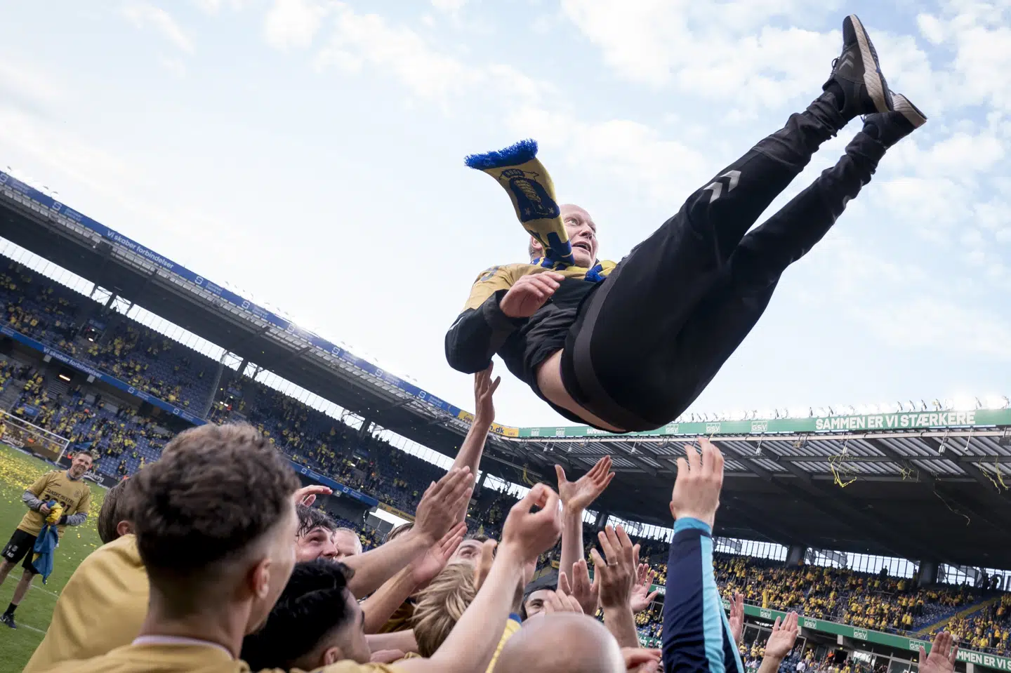 Brøndby-træner Niels Frederiksen fik en lufttur, efter at holdet havde sikret sig guldet hjemme på Brøndby Stadion. Liselotte Sabroe/Ritzau Scanpix