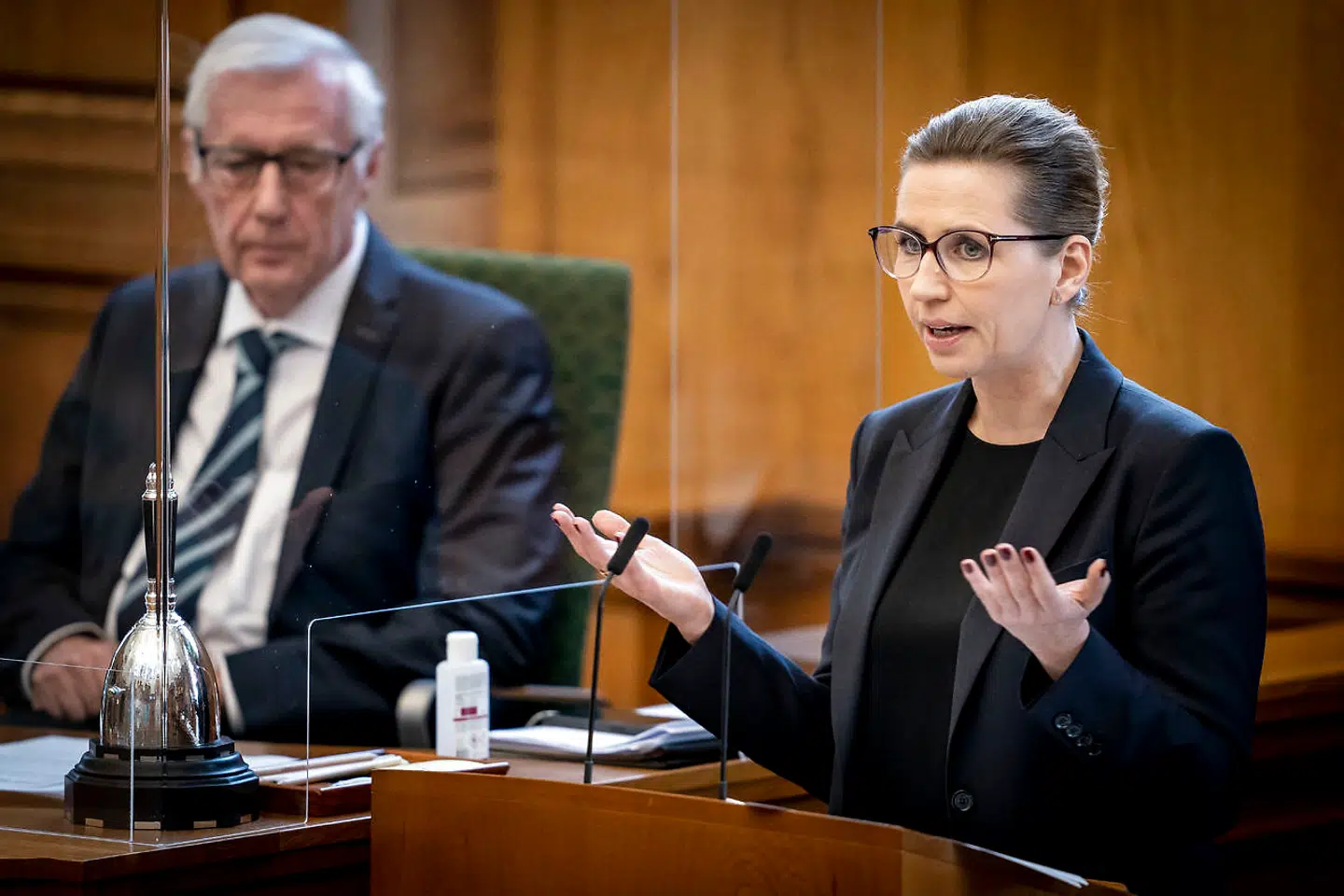 Statsminister Mette Frederiksen (S) under hasteforespørgslen om beslutningsprocessen bag den landsdækkende aflivning af mink, hasteforespørgslen finder sted i Folketingssalen på Christiansborg i København, onsdag den 25. november 2020.. (Foto: Mads Claus Rasmussen/Ritzau Scanpix)