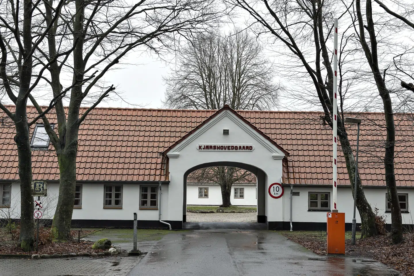 Hvis ikke der kan indgås aftale om endnu et udrejsecenter, er SF villig til i stedet at støtte Kærshovedgård, der ligger sydøst for Ikast, med flere penge til mandskab og sikkerhed. (Arkivfoto). Henning Bagger/Ritzau Scanpix