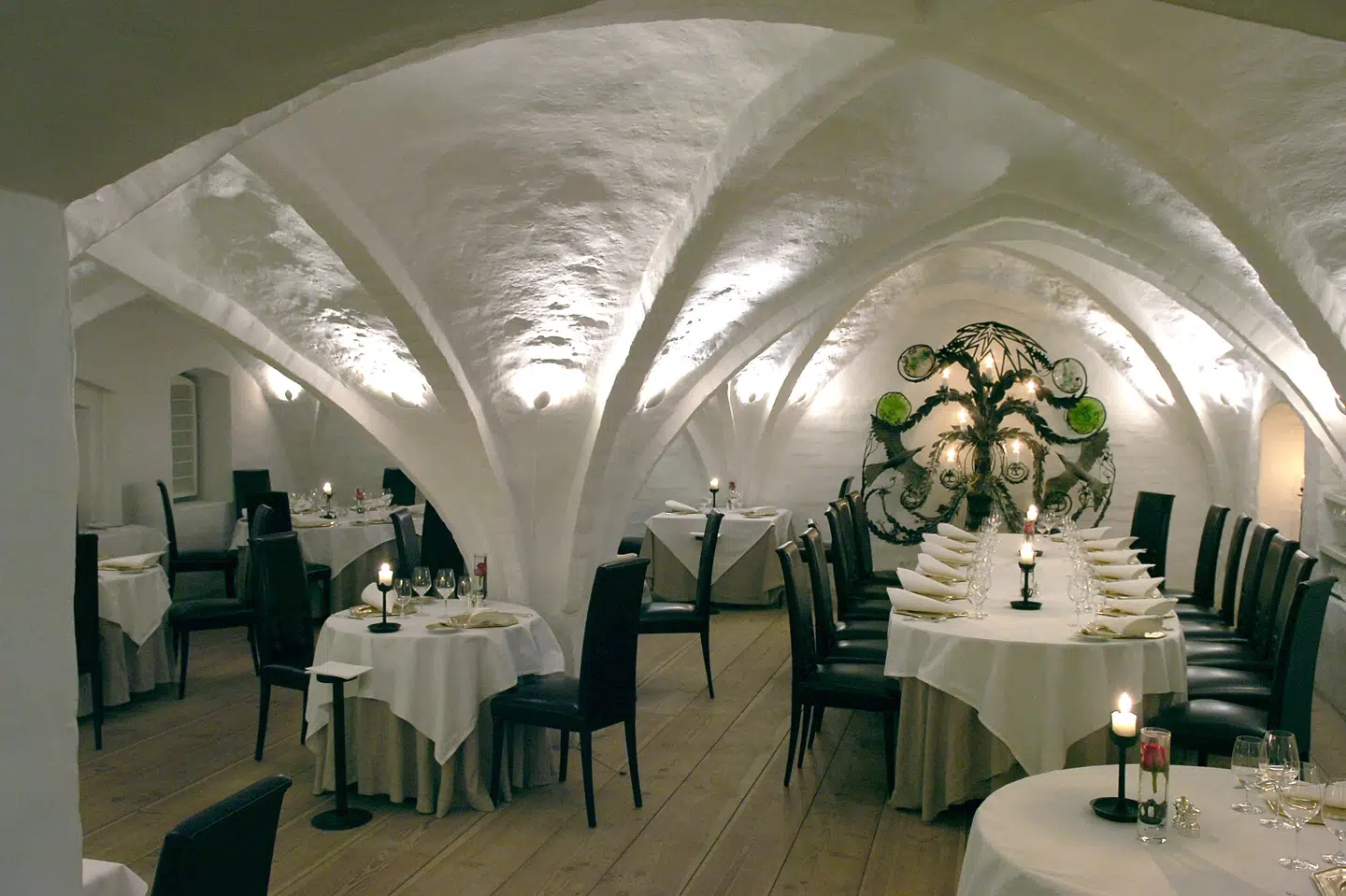 I 2011 sagde en ansat i Forsvarsministeriet Materiel- og Indkøbsstyrelse ja tak, da en våbenproducent inviterede til middag på en eksklusive restaurant Kong Hans Kælder. Nu kræver anklagemyndigheden ham idømt fængsel for at modtage bestikkelse. (Arkivfoto). Bo Svane/Ritzau Scanpix