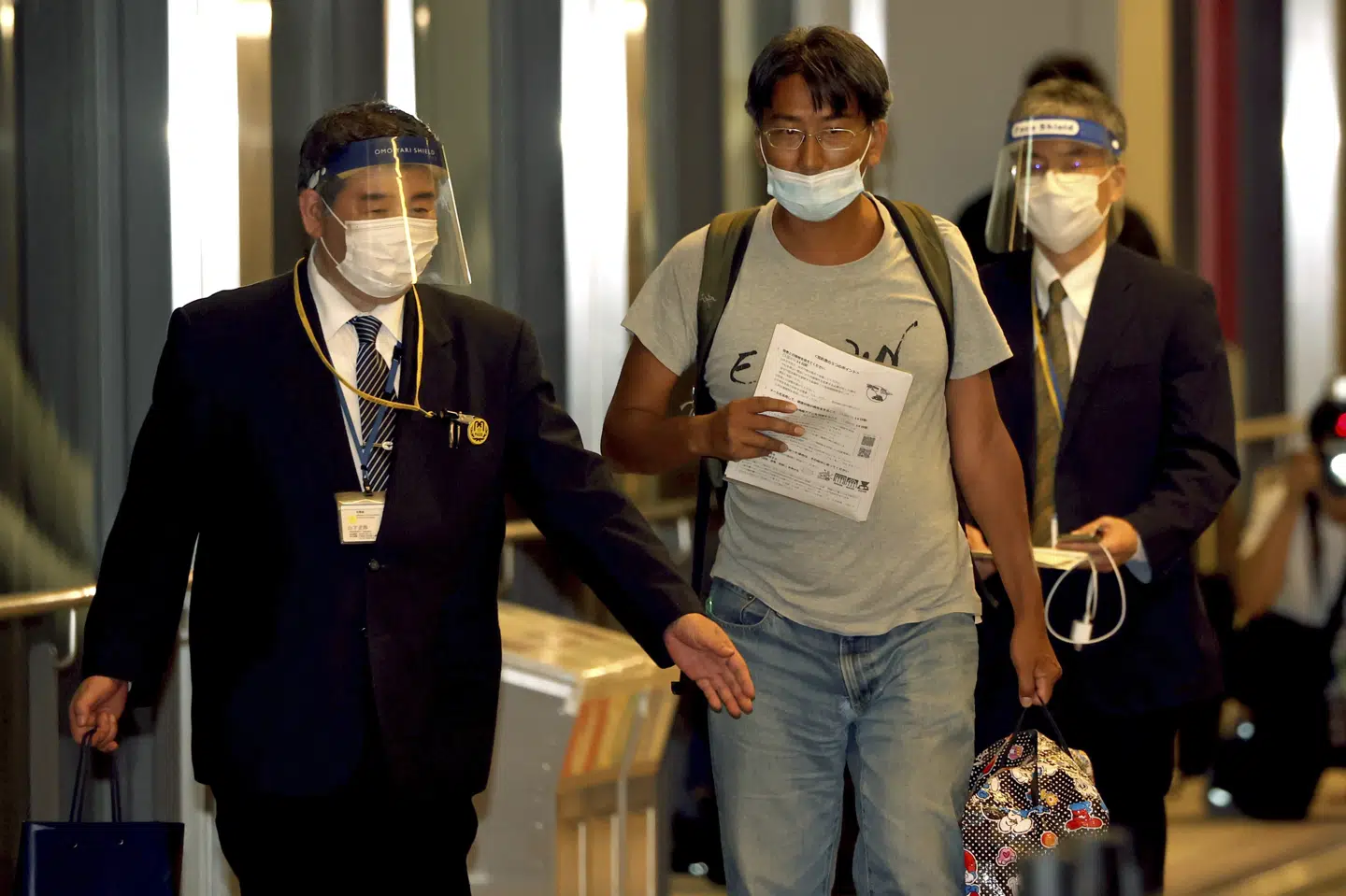 En japansk freelance-journalist blev i april anholdt i sit hjem i Yangon og beskyld for at sprede falske nyheder. Han er siden blevet udvist. Her ses han efter ankomsten til en lufthavn i Japan 14. maj. Mandag blev en amerikansk redaktør af et medie i Myanmar tilbageholdt, før han skulle med et fly til Malaysia. Yasushi Kanno/Ritzau Scanpix