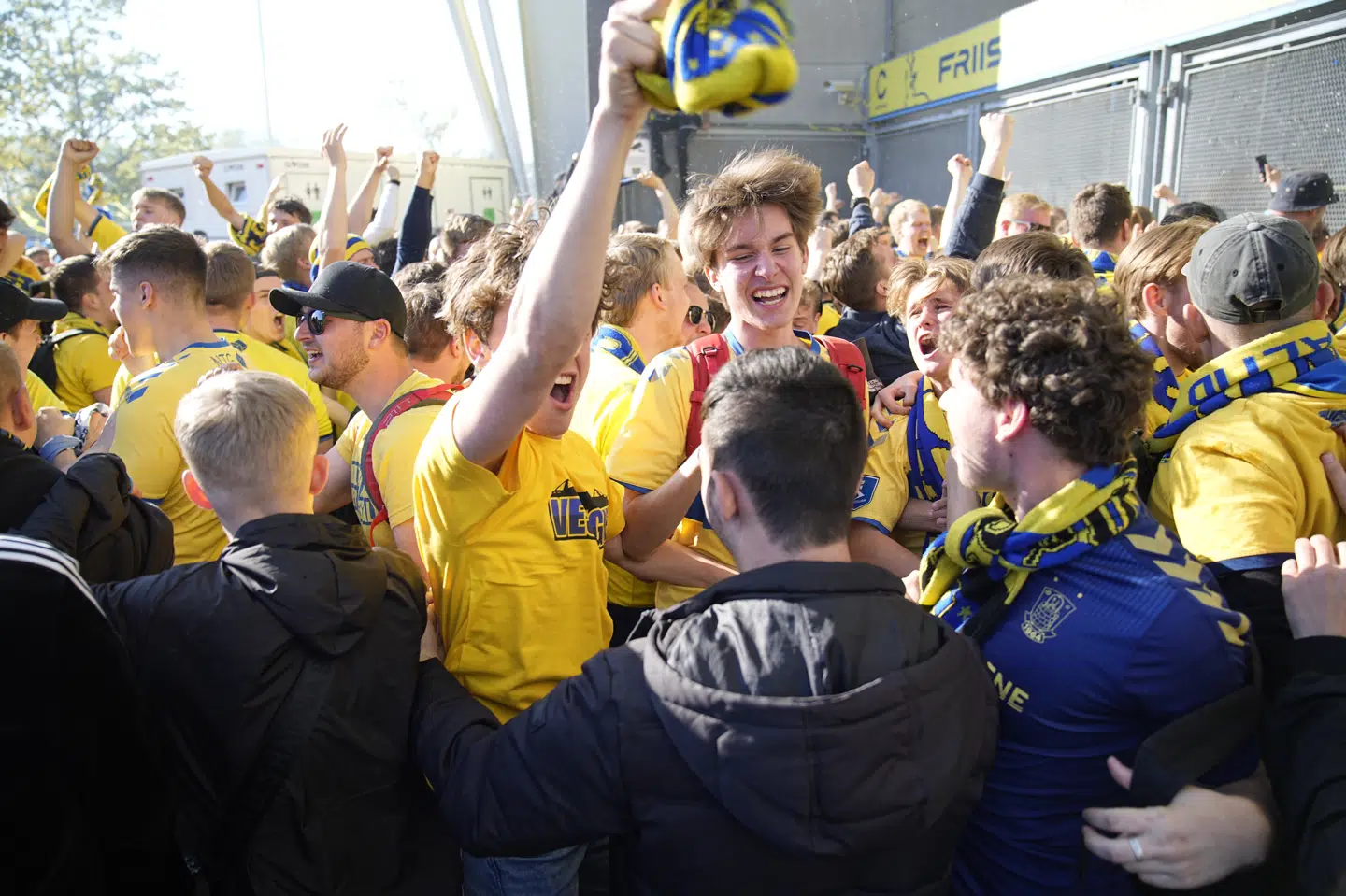 Der var jubel og fest både på og ved Brøndby Stadion, da Brøndby mandag sikrede sig det danske mesterskab med en sejr 2-0 over FC Nordsjælland. Midt på aftenen melder politiet om en enkelt anholdt, der er løsladt igen. Martin Sylvest/Ritzau Scanpix