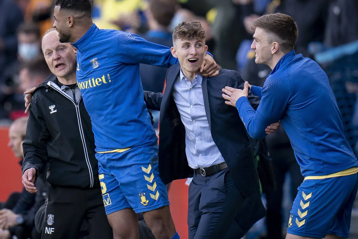 Jesper Lindstrøm (i jakkesættet) sneg sig ned på sidelinjen i de sidste minutter af guldkampen. Liselotte Sabroe/Ritzau Scanpix