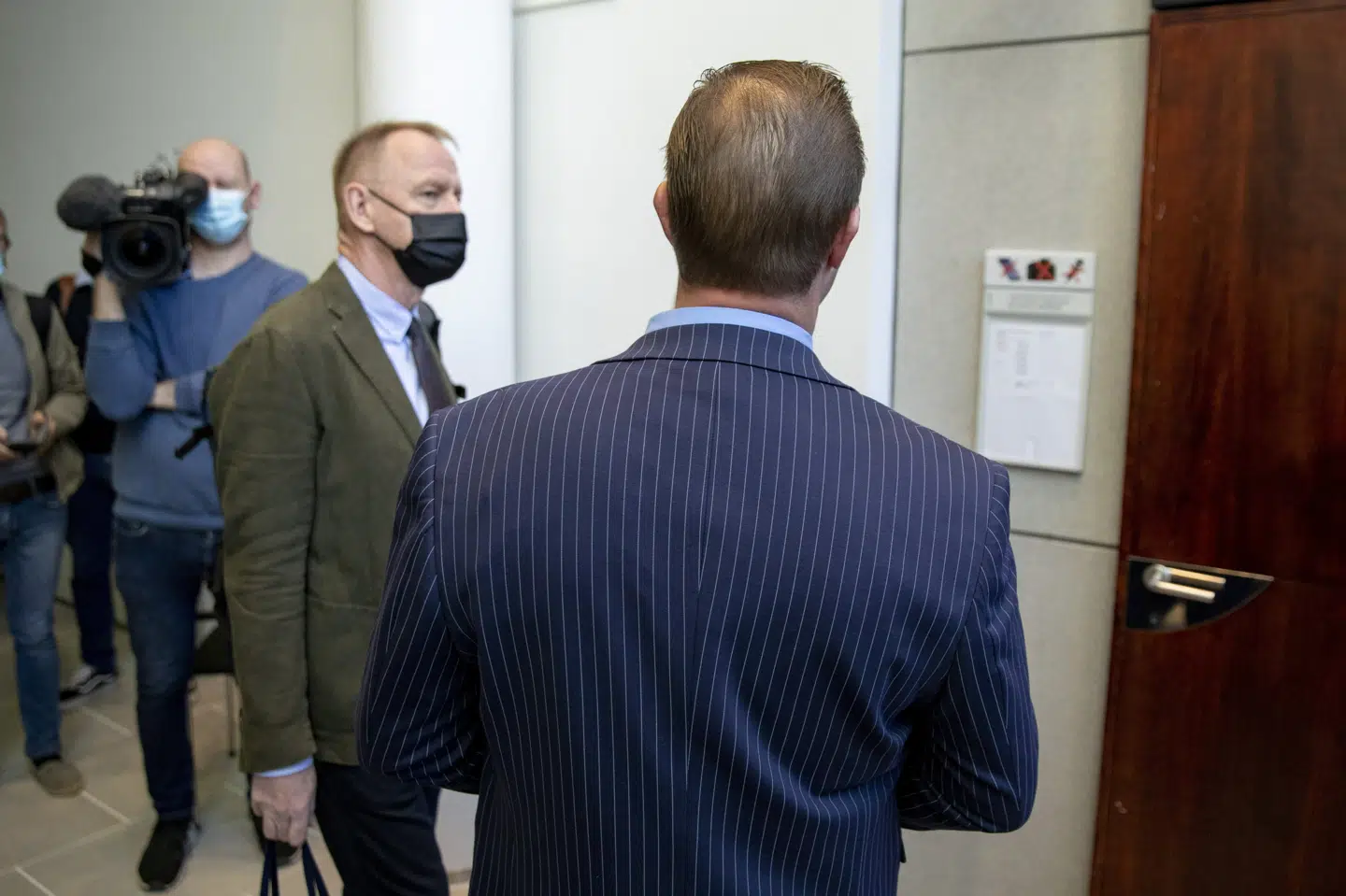 En 52-årig dansker (med ryggen til) står i Finland tiltalt for drab og drabsforsøg på et tysk par på færgen Viking Sally i 1987. Færgen skiftede senere navn til Estonia og sank i 1994 i et forlis, som kostede 852 mennesker livet. Lehtikuva/Reuters