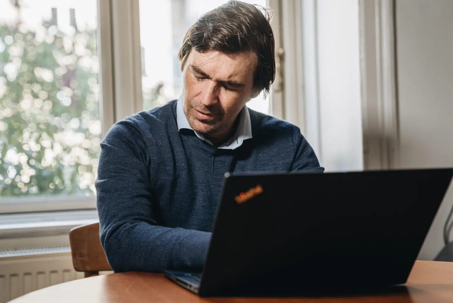 Holger overvældes, da han læser op fra det brev, han har skrevet til politikerne for at få ændret praksis omkring behandling af mennesker med spiseforstyrrelser. Tiden som pårørende har slidt på ham, siger han. Foto: Kasper Løjtved/Byrd.