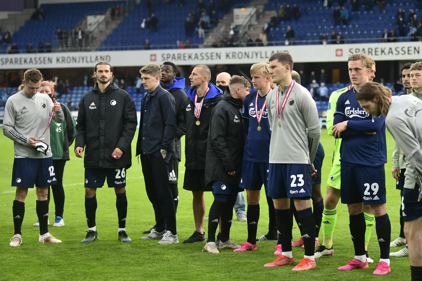 FC København-spillerne fik bronzemedaljerne hængt om halsen efter kampen. Bo Amstrup/Ritzau Scanpix