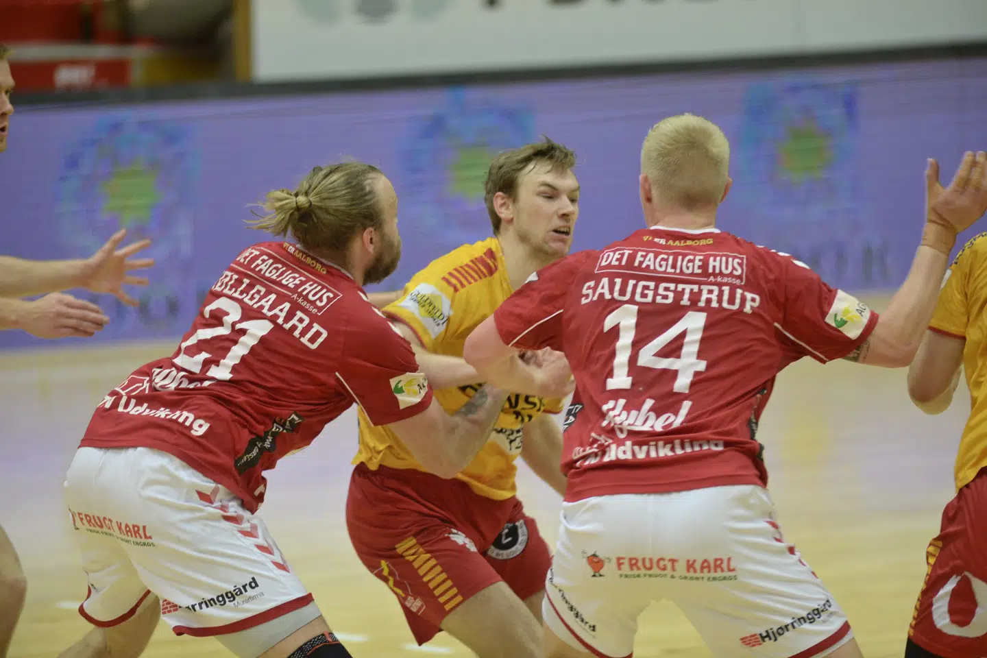 Mathias Gidsel (i midten) og GOG havde det svært mod Aalborgs betondefensiv. Tim K. Jensen/Ritzau Scanpix