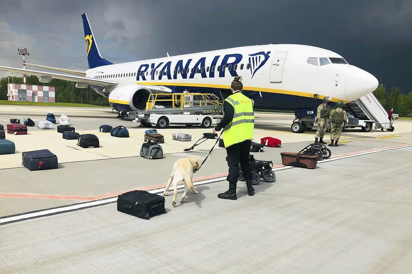 Angiveligt var det en bombetrussel, der fik Hviderusland til at sende et kampfly på vingerne og eskortere et Ryanair-fly til lufthavnen i Minsk søndag. Mens bombehunde gennemgik flyet og al bagage, blev den fremtrædende oppositionsaktivist og tidligere redaktør Roman Protasevitj anholdt. Mandag har Hviderusland læst op af en tekst, som angiveligt skal være sendt af den palæstinensiske gruppe Hamas. Uncredited/Ritzau Scanpix