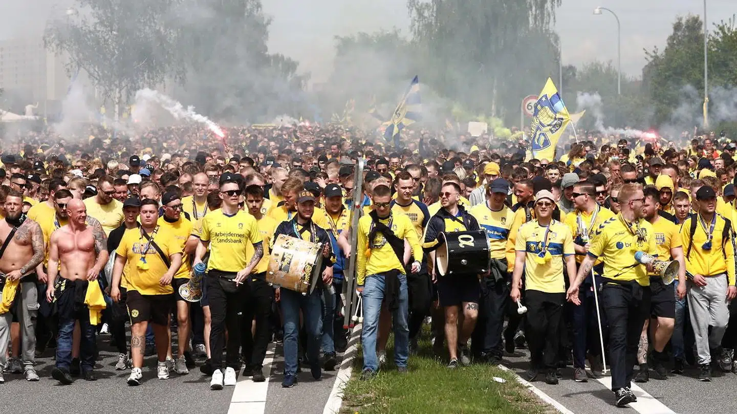 Brøndby-fans gik march inden kampen. Her var flere tusinde samlet.