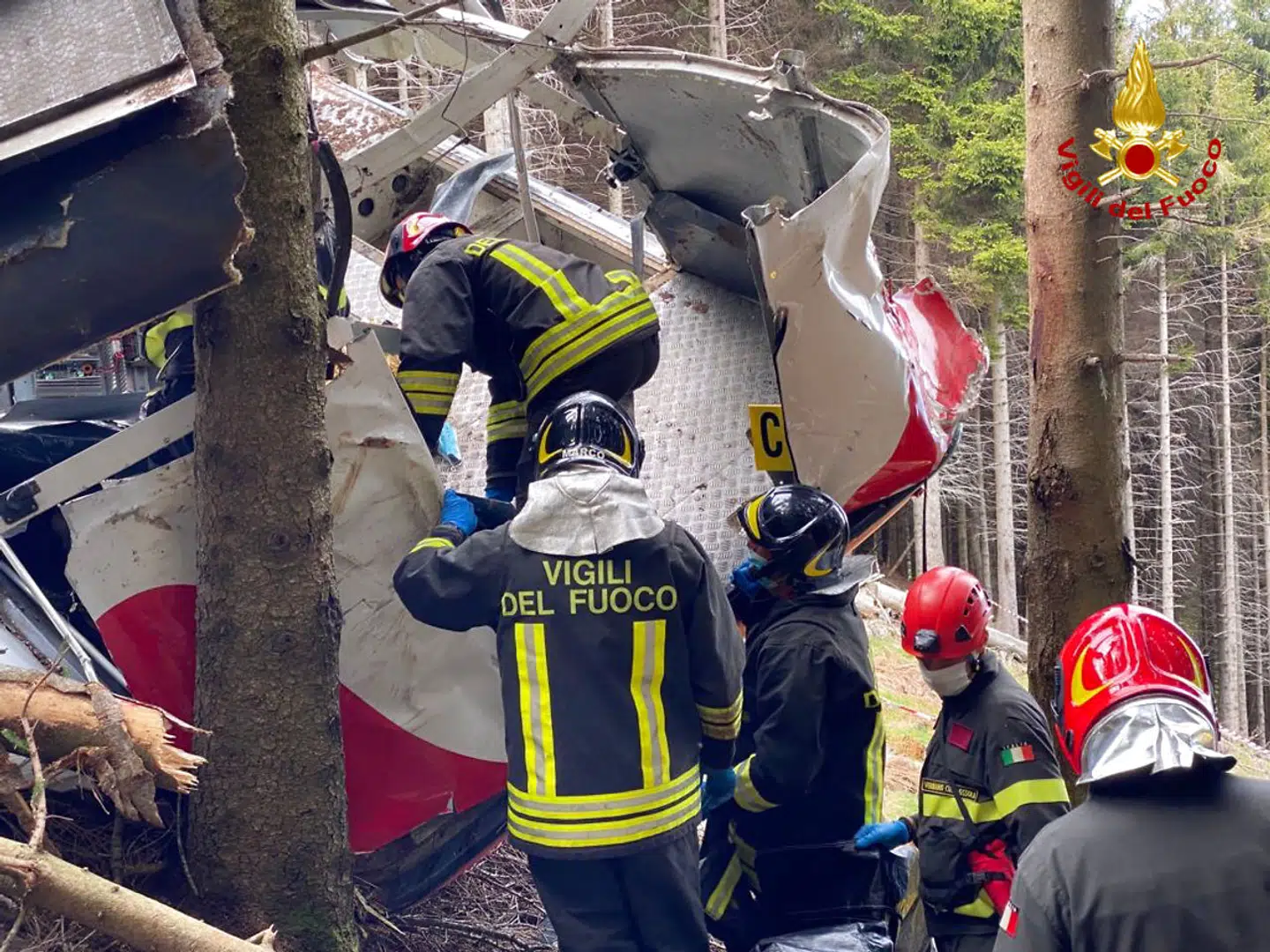 A photo taken on May 23, 2021 and handout on May 24, 2021 by The Italian Firefighters "Vigili del Fuoco" shows rescuers at work by a cable car that crashed to the ground in the resort town of Stresa on the shores of Lake Maggiore in the Piedmont region. - 14 people died on May 23 after a cable car crashed to the ground in northern Italy, emergency services said. (Photo by Handout / Vigili del Fuoco / AFP) / RESTRICTED TO EDITORIAL USE - MANDATORY CREDIT "AFP PHOTO / VIGILI DEL FUOCO / HANDOUT " - NO MARKETING - NO ADVERTISING CAMPAIGNS - DISTRIBUTED AS A SERVICE TO CLIENTS