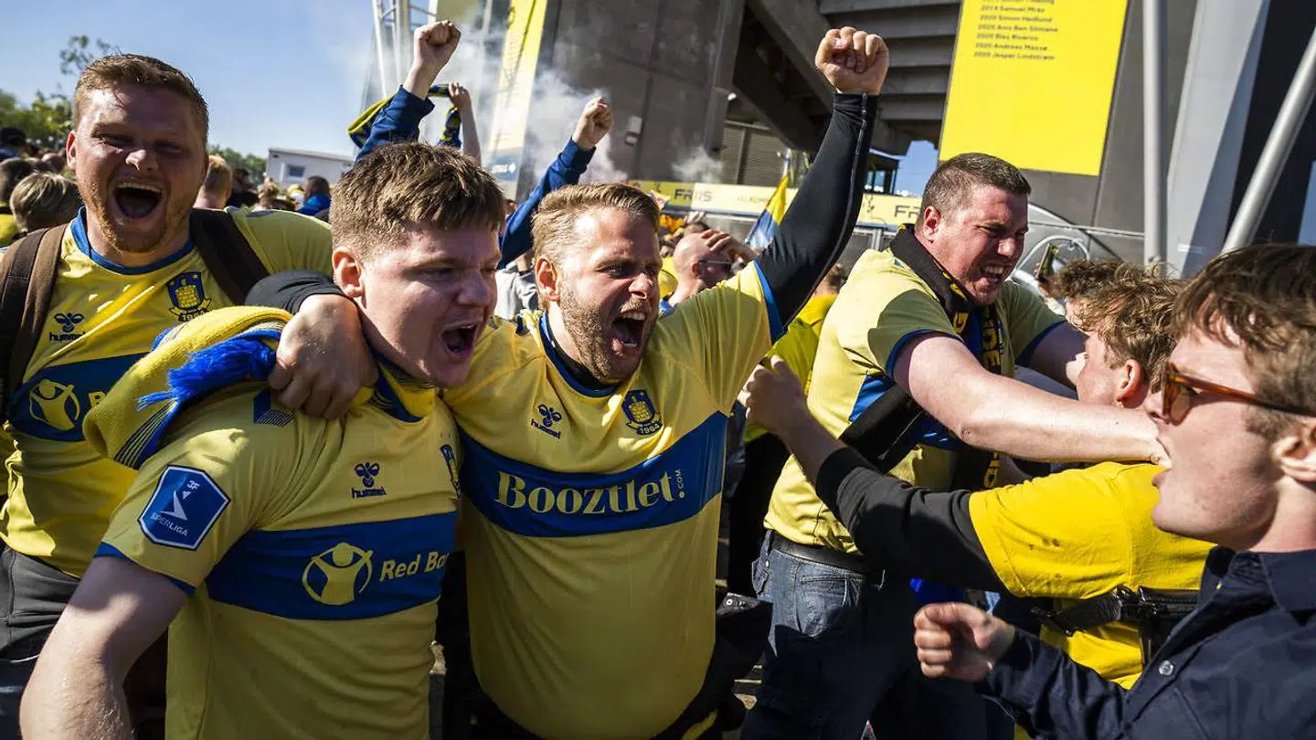 Brøndbyfans i sejrsrus foran stadion i kampen mod FC Nordsjælland på Brøndby Stadion, mandag den 24. maj 2021.