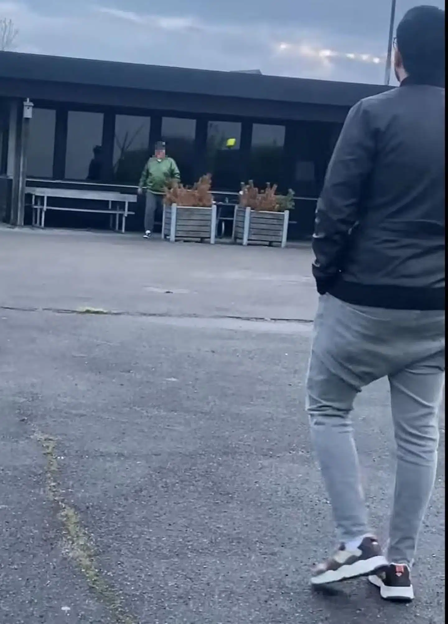 Den fremmede mand sad på en bænk på havnen og var angiveligt utilfreds med, at Kodes Hamdis børn larmede, når de legede ved vandkanten. Han råbte derfor, at de skulle »holde deres kæft«.