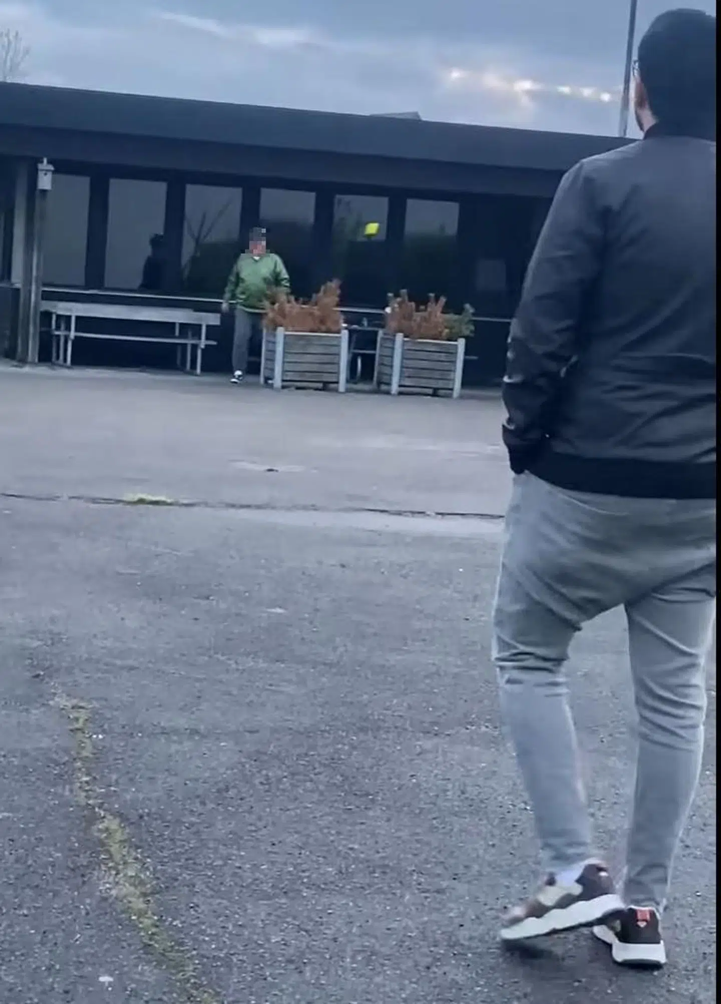 Den fremmede mand sad på en bænk på havnen og var angiveligt utilfreds med, at Kodes Hamdis børn larmede, når de legede ved vandkanten. Han råbte derfor, at de skulle »holde deres kæft«.