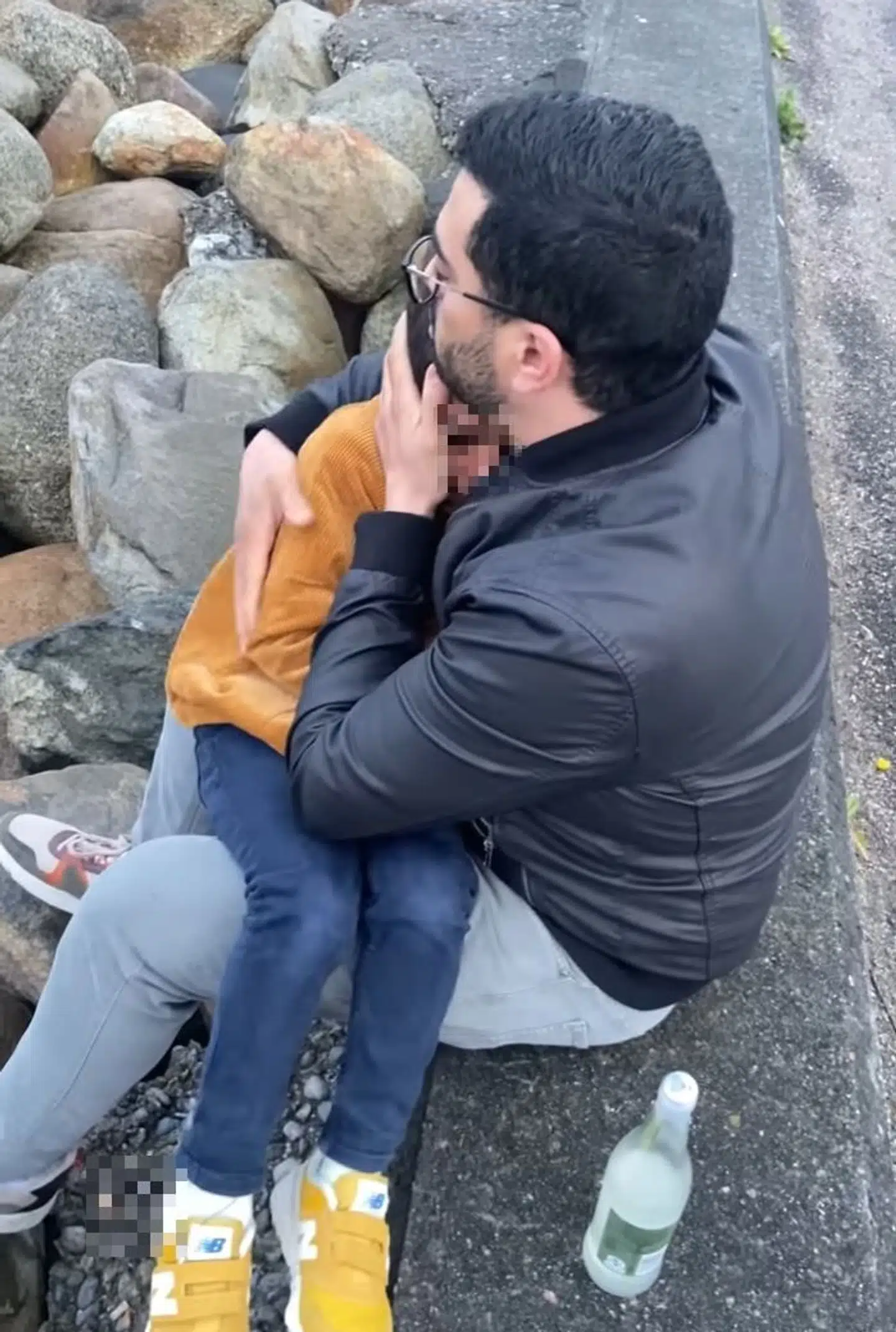 Mahran Hamdi forsøgte under konfrontationen af trøste sine to børn. Kort efter kom to mænd, der var på deres både i havnen, til for at hjælpe med at aflede børnenes opmærksomhed.