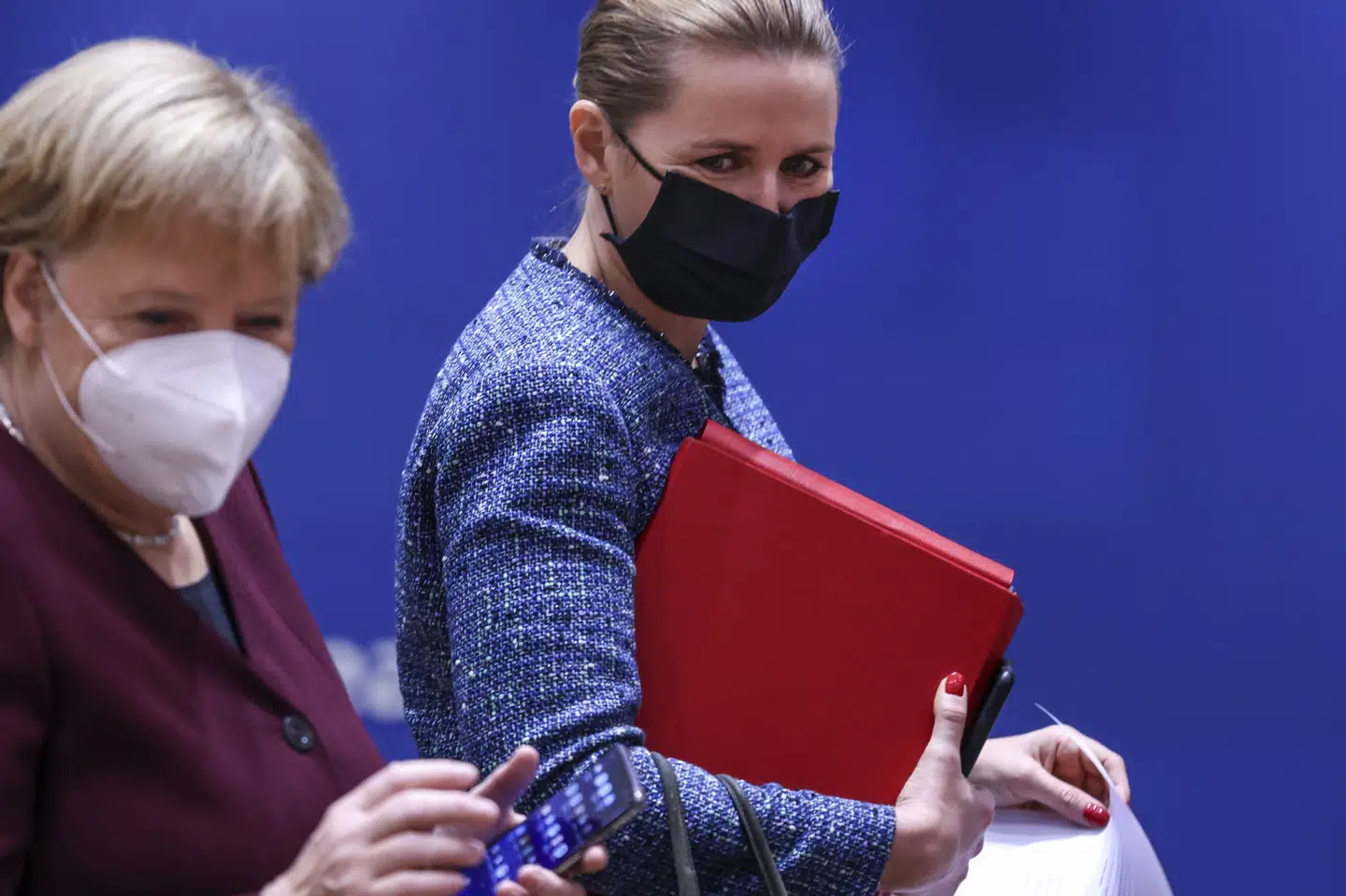 Statsminister Mette Frederiksen (S) og den tyske forbundskansler Angela Merkel arbejder for, at EU's kvotehandelssystem ETS udvides med transport og bygninger. Det er det store flertal af EU-lande imod, da det vil ramme skævt. Nogle steder frygter man stor vrede som i Frankrig med de gule veste. Kenzo Tribouillard/Ritzau Scanpix