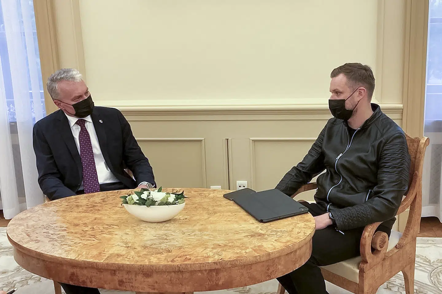 Ifølge Litauens præsident, Gitanas Nauseda (tv), var en kvinde, der ledsagede oppositionsaktivisten Roman Protasevitj på fly fra Athen til Vilnius, ikke om bord, da flyet efter en tvungen mellemlanding i Minsk fik lov til at lette igen. Uncredited/Ritzau Scanpix