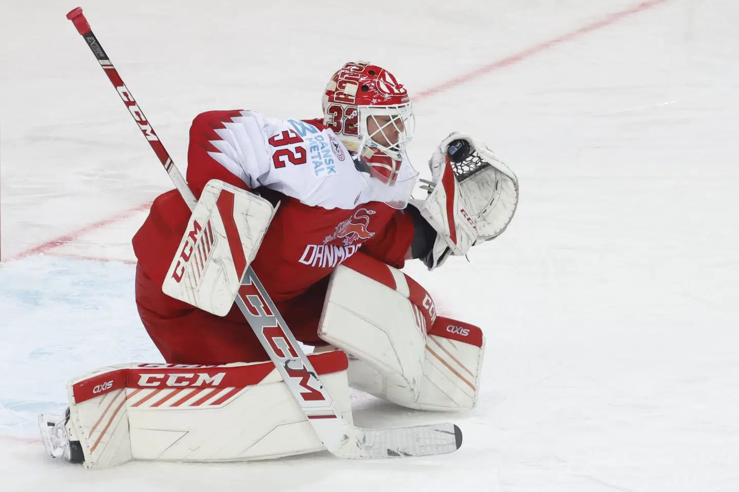 Sebastian Dahm var på hårdt arbejde mod Schweiz i modsætning til sin kollega i den anden ende. Vasily Fedosenko/Reuters