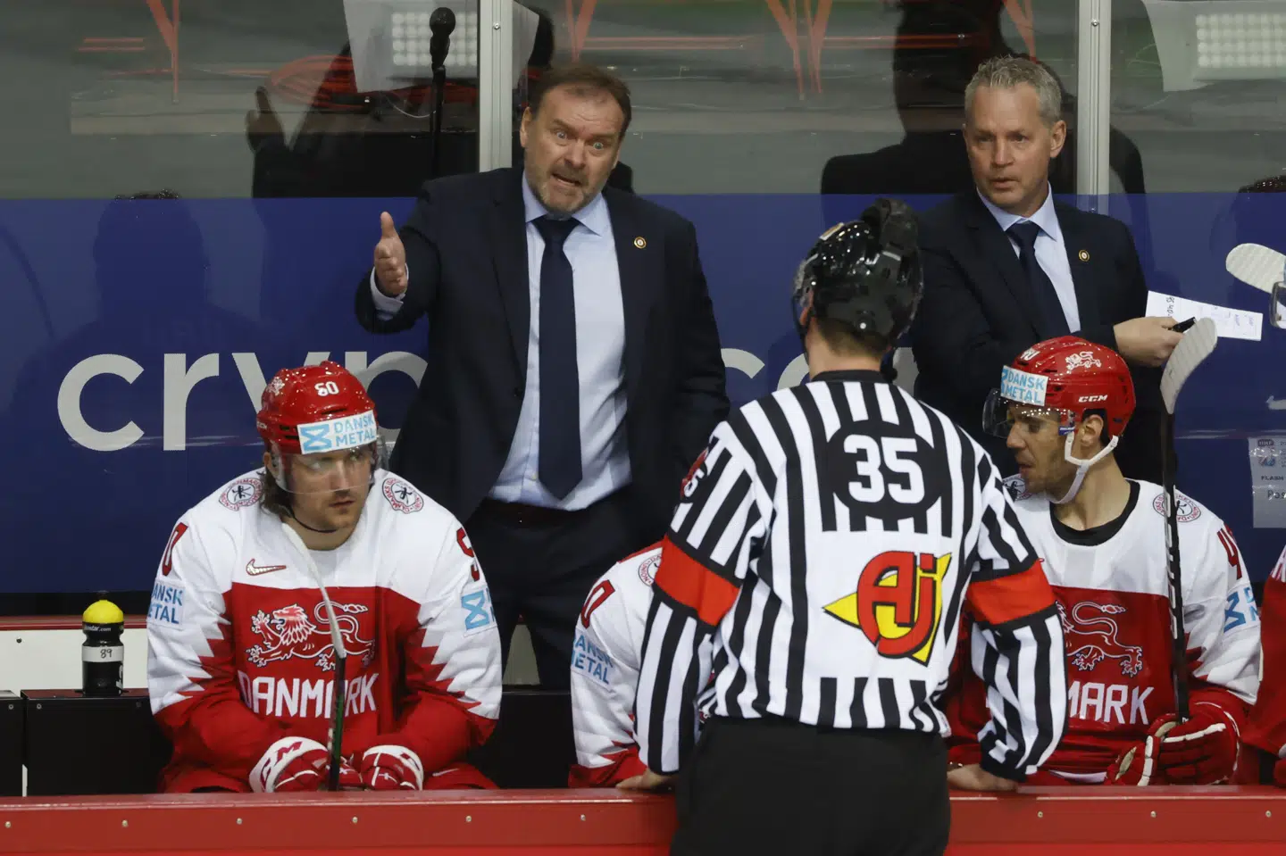 Heinz Ehlers og hans spillere kunne ikke stille noget op mod det schweiziske landshold i søndagens VM-kamp. Vasily Fedosenko/Reuters