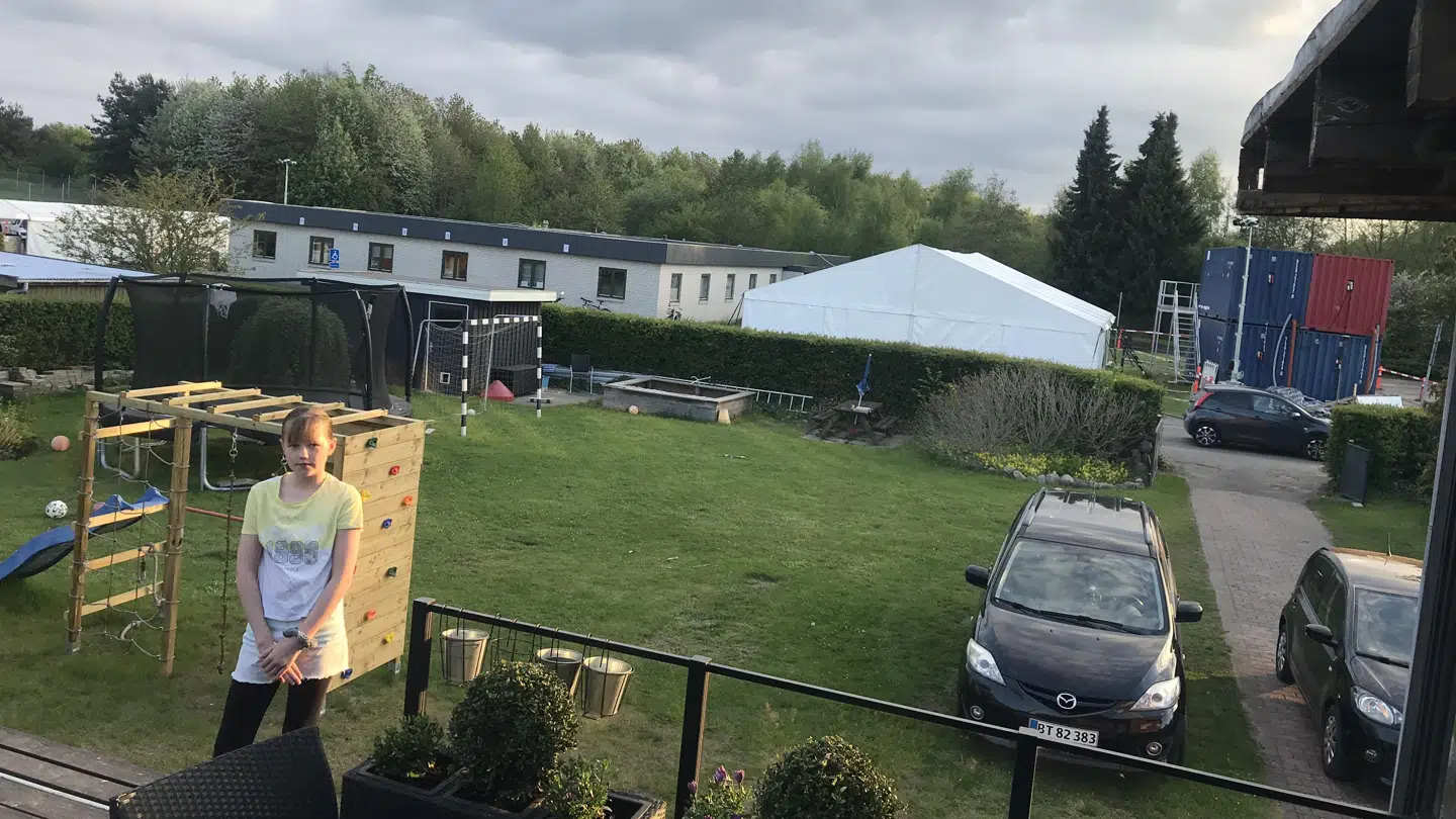 Udsigten fra familien have - og datteren Annabella på 10 år.