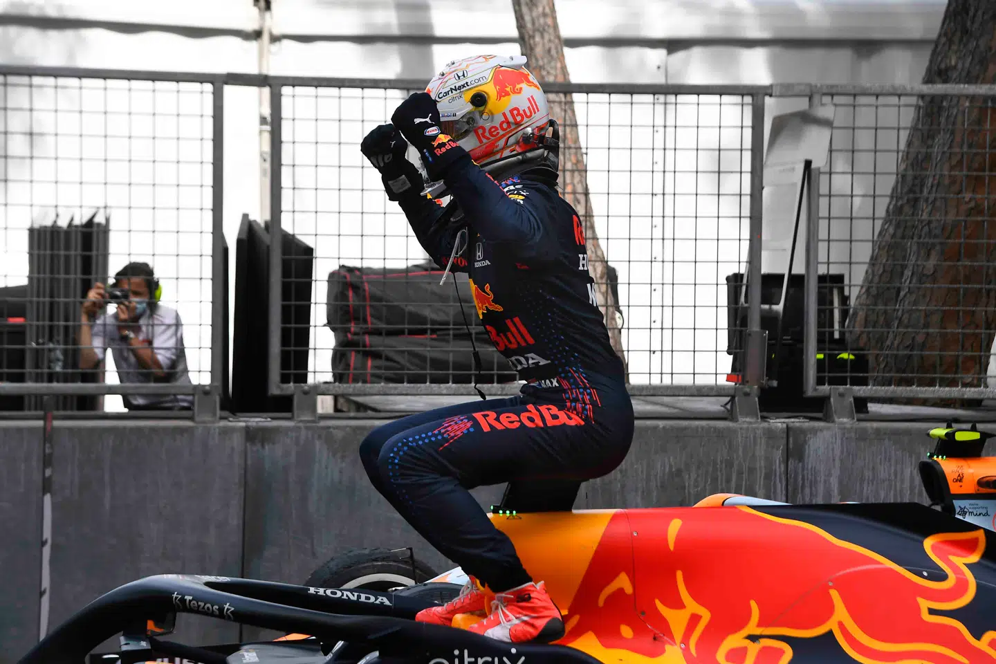 Max Verstappen fejrer sin sejr, der sender ham i front i VM.