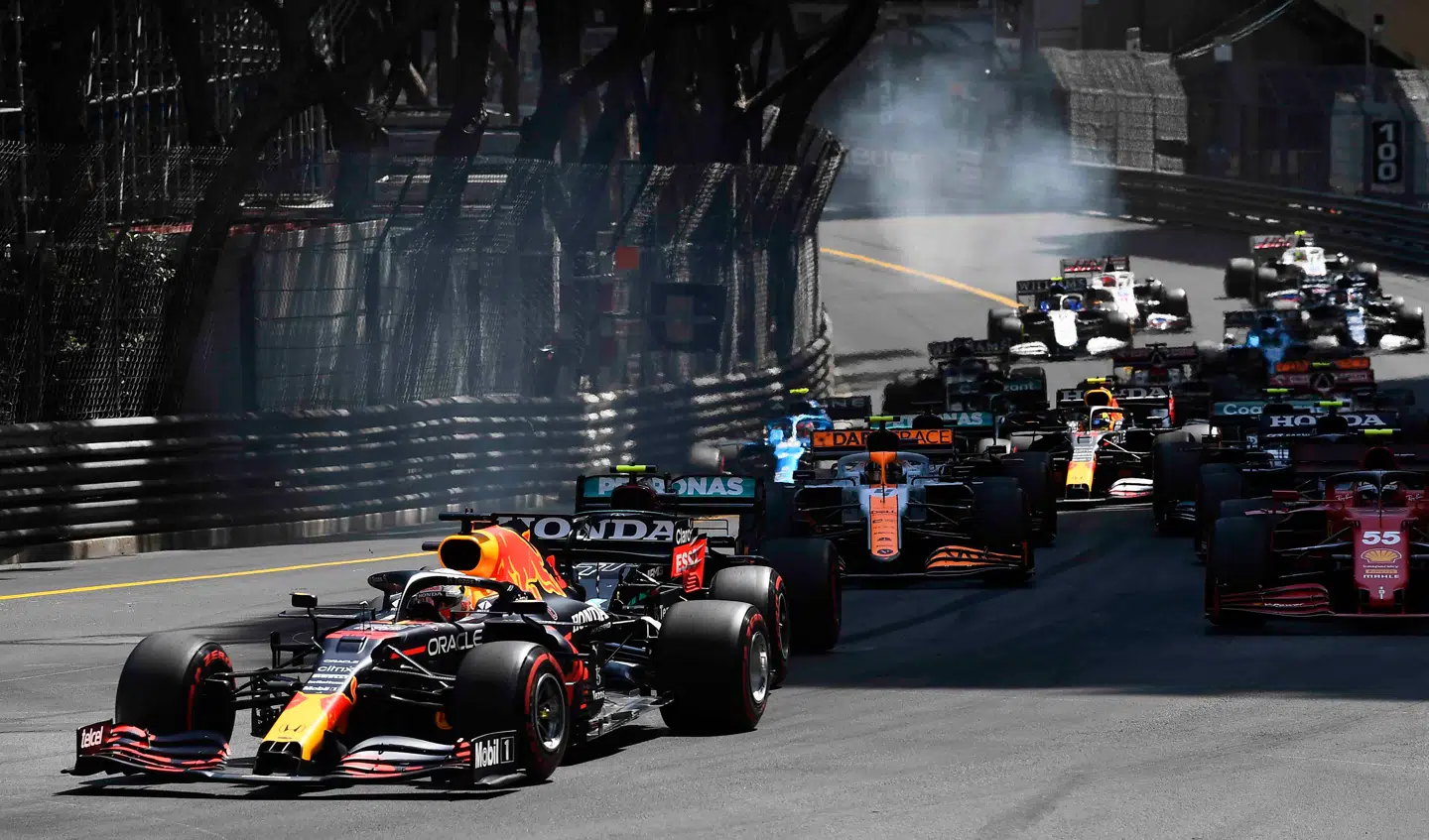 Uden Charles Leclerc i pole position kunne Max Verstappen uhindret tage føringen ind i første sving af Monacos Grand Prix.