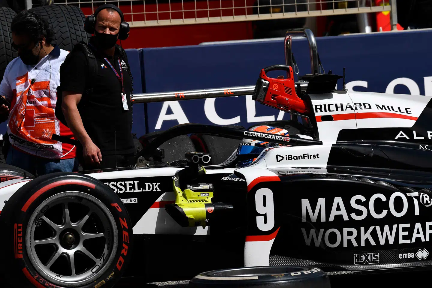Dennis Wounlund på gridden med Christian Lundgaard inden årets første Formel 2-løb i Bahrain.