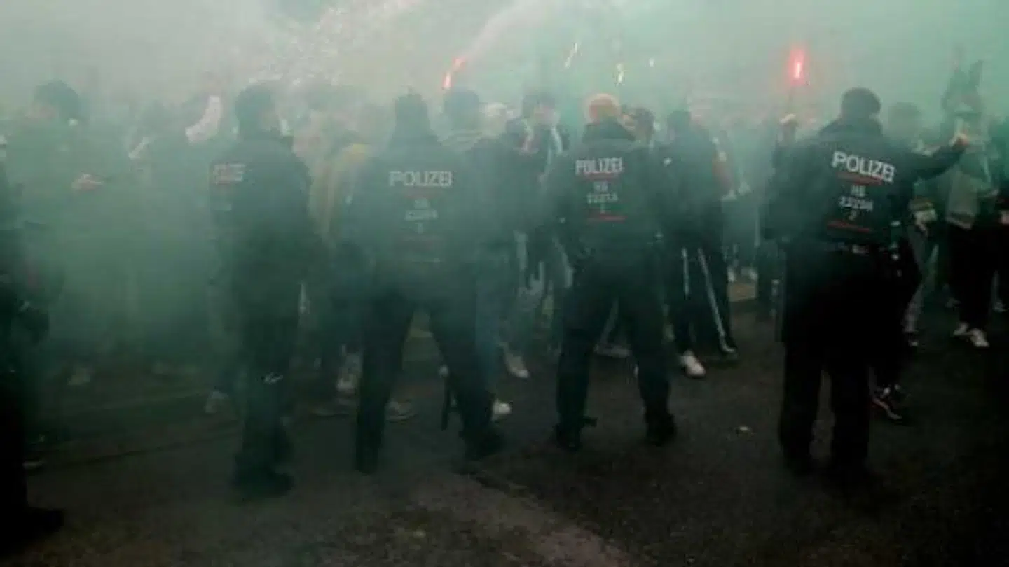 Utilfredse fans samlede sig foran Werder Bremens hjemmebane, efter nedrykningen var en realitet.