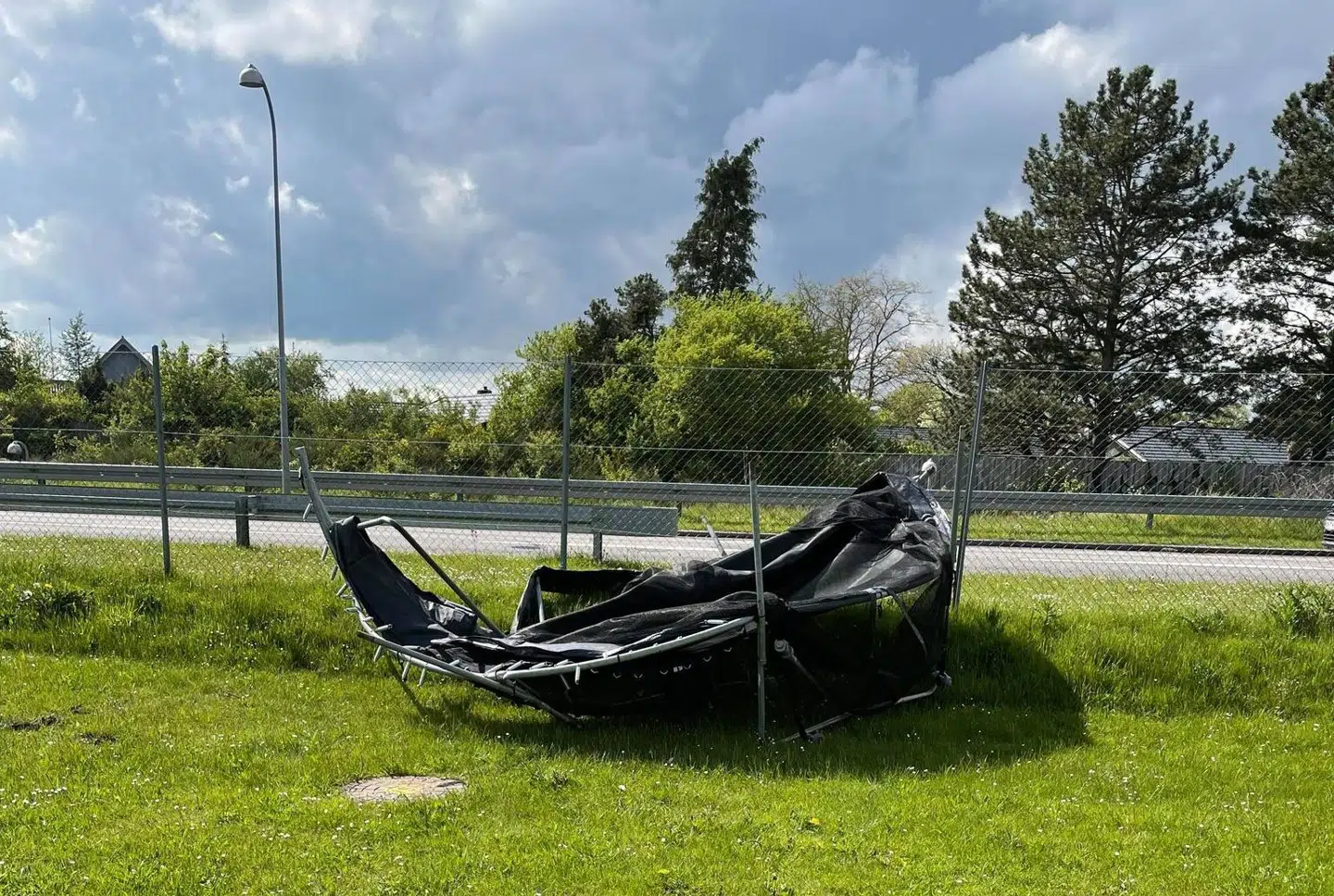 En havetrampolin blev set flyve rundt af flere borgere omkring Ølstykke. Simon Rick Duelund fortæller, at han så den blive kastet rundt i vinden over træerne, indtil den faldt ødelagt til jorden.