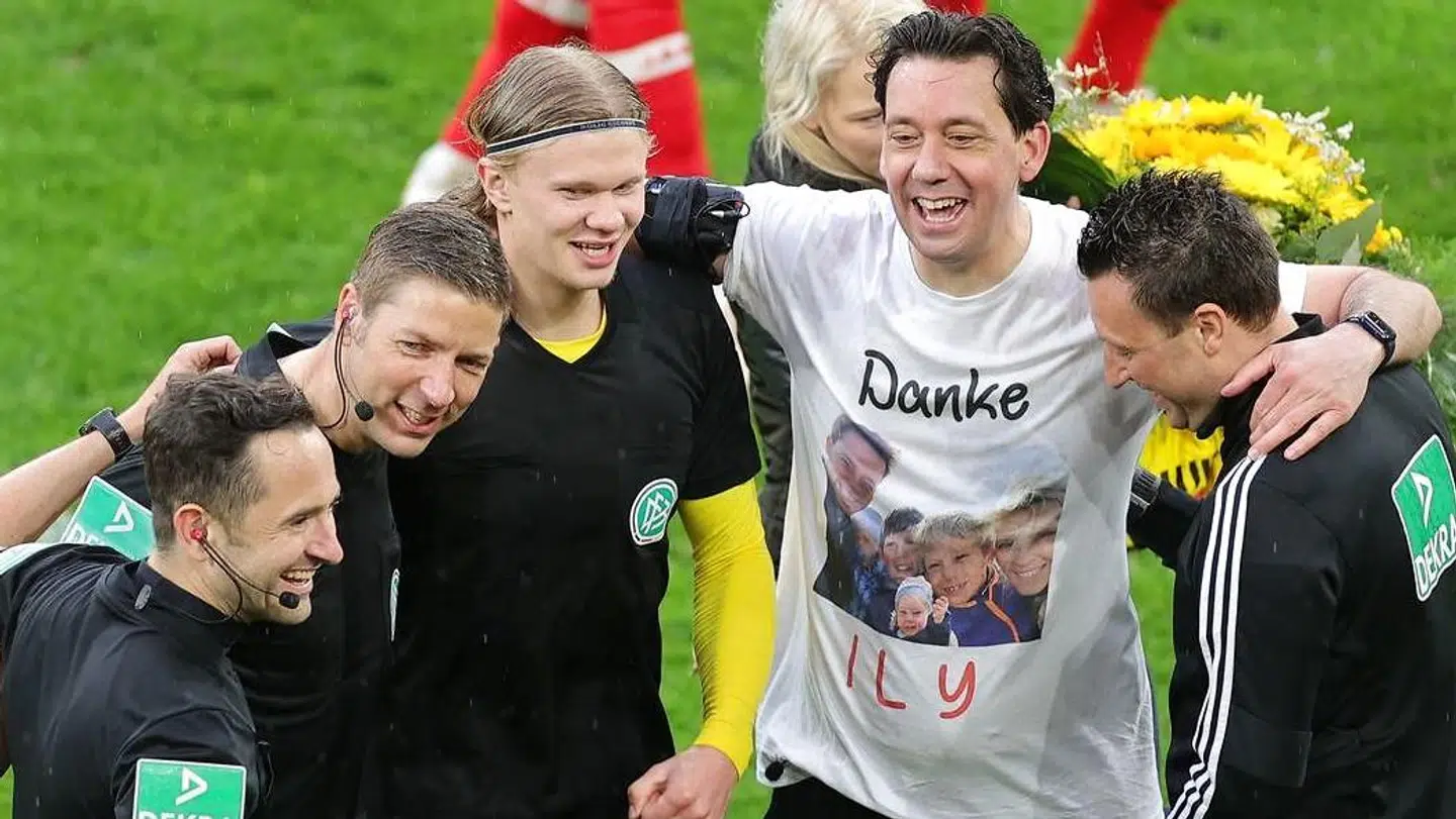Haaland gav sin trøje til dommerne.