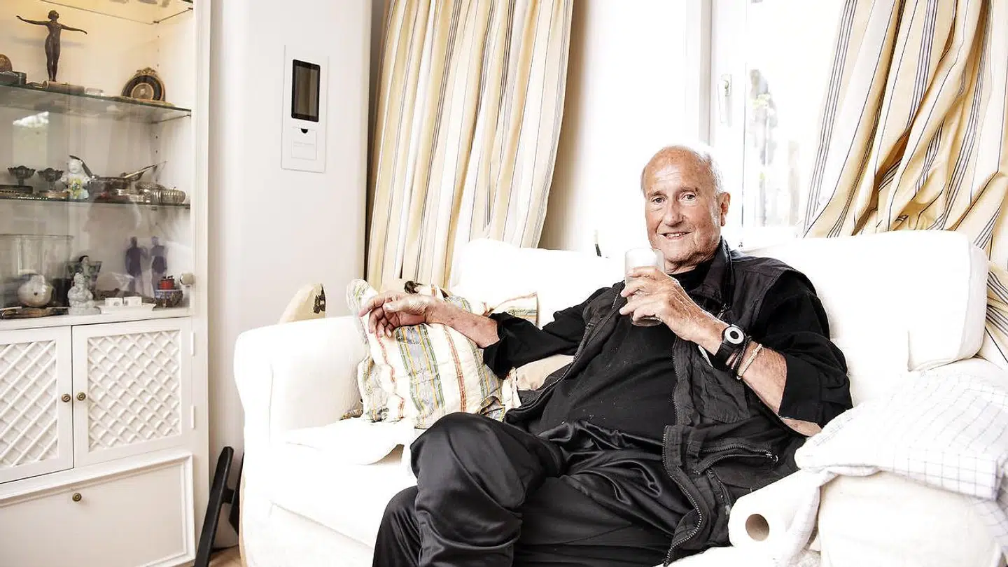 Erik Brandt er glad for, at han har skiftet den over 300 kvm store lejlighed ud, der hver måned slugte en husleje på 28.000 kroner, med den mere overkommelige to-værelses i Hellerup.