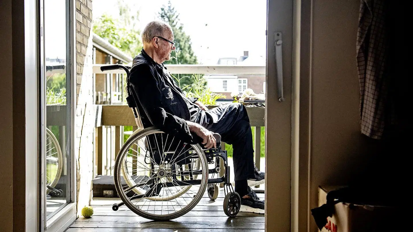 Erik Brandt har det godt i sin lejlighed, selv om han har måtte opgive at have alle sine mange antikviter og andre ting med. De er i stedet blevet opmagasineret i forskellige lagre. »Det clearer min hjerne, at jeg ikke har alt det lort«,lyder det fra Brandt.