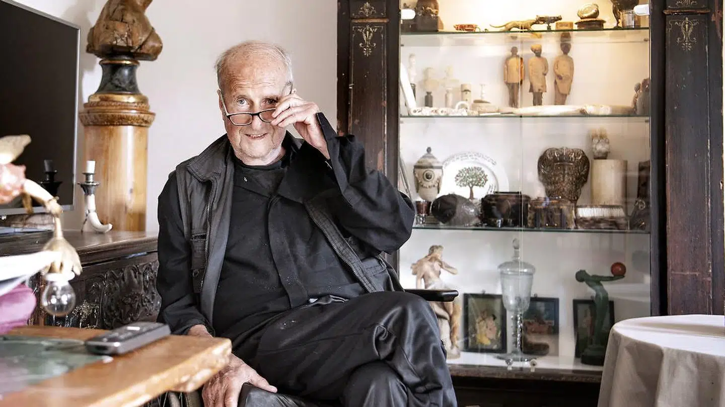 Erik Brandt måtte luge lidt ud i de mange antikviteter, som han havde i sin gamle lejlighed på Esplanaden. Men lidt er der dog blevet plads til.