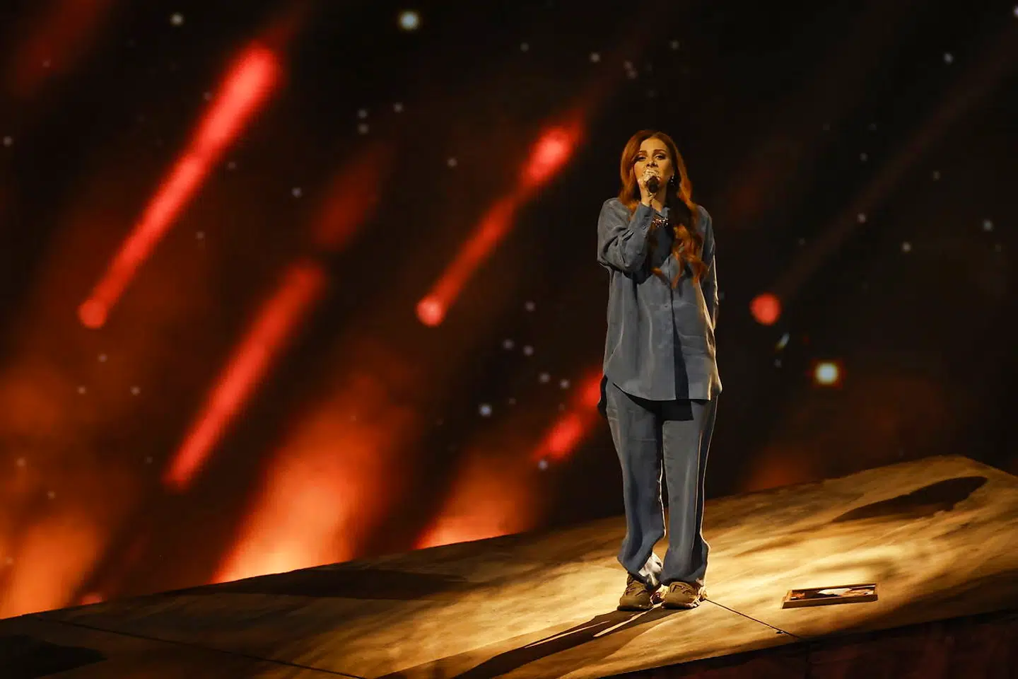 Her ses billedet ligge ved siden af Victoria på scenen.