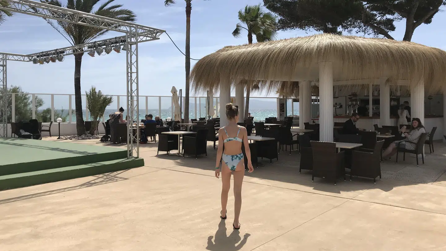Det første hold danske charterturister er nu landet på ferieøen Mallorca i Spanien.