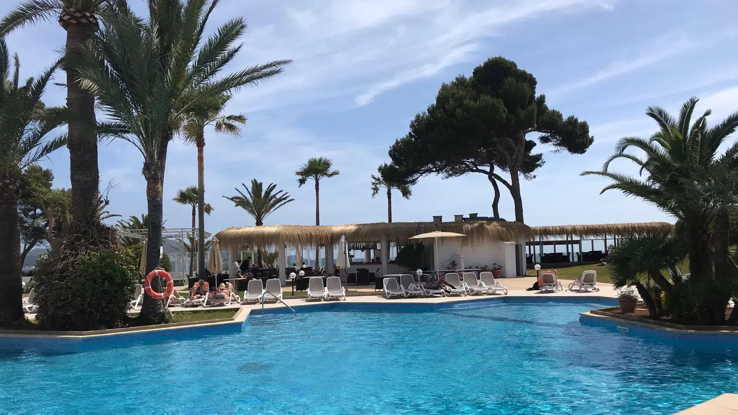 Det første hold danske charterturister er nu landet på ferieøen Mallorca i Spanien.