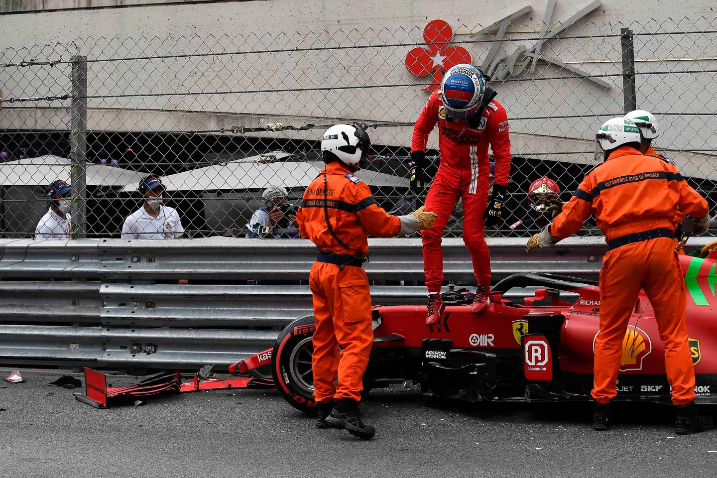 Banens redningsfolk hjælper Charles Leclerc ud af Ferrarien efter det crash, der sikrede ham pole position til Monacos Grand Prix.