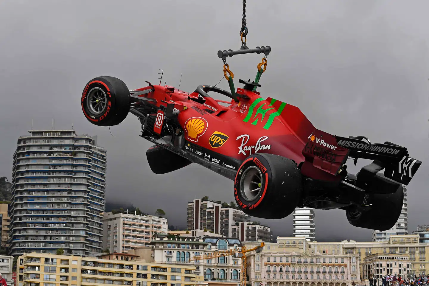 Charles Leclercs Ferrari hejses væk efter crashen, der afbrød kvalifikationen til Monacos Grand Prix.