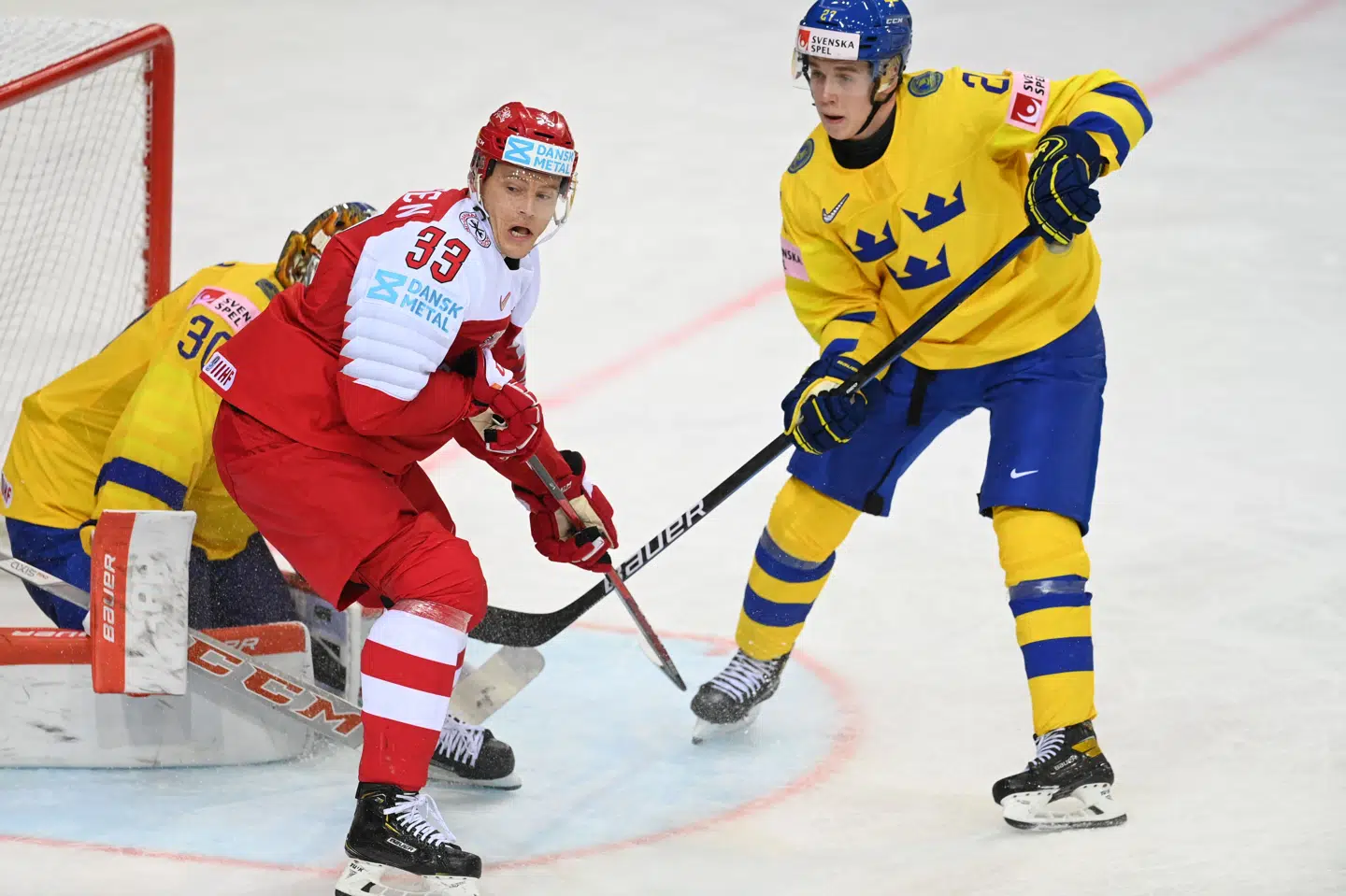 Julian Jakobsen tog et stort slæb som arbejdsmand mellem profilerne Nicklas Jensen og Mikkel Bødker i den danske førstekæde mod Sverige. Gints Ivuskans/Ritzau Scanpix