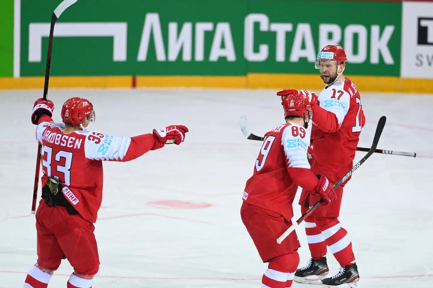 Nicklas Jensen (til højre) var kampens hovedperson, da Danmark besejrede Sverige. Her jubler han over sin første af tre scoringer. Gints Ivuskans/Ritzau Scanpix