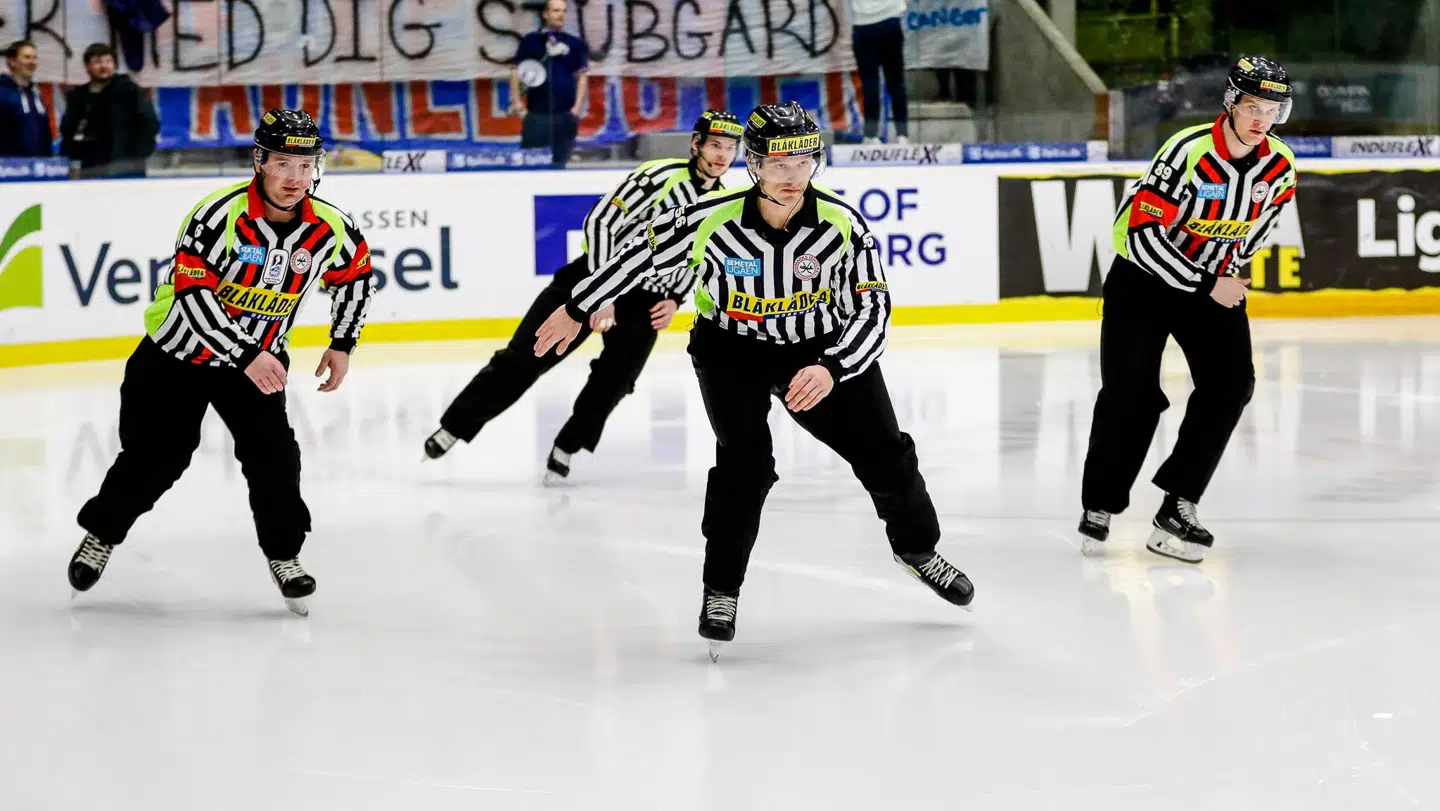 Fire af Danmarks bedste ishockeydommere. Fra venstre Thomas Buchardt Andersen, Henrik Haurum, Andreas Krøyer og Mads Frandsen. De to sidstnævnte deltager i disse dage i VM i Riga. Foto: DANMARKS ISHOCKEY UNION