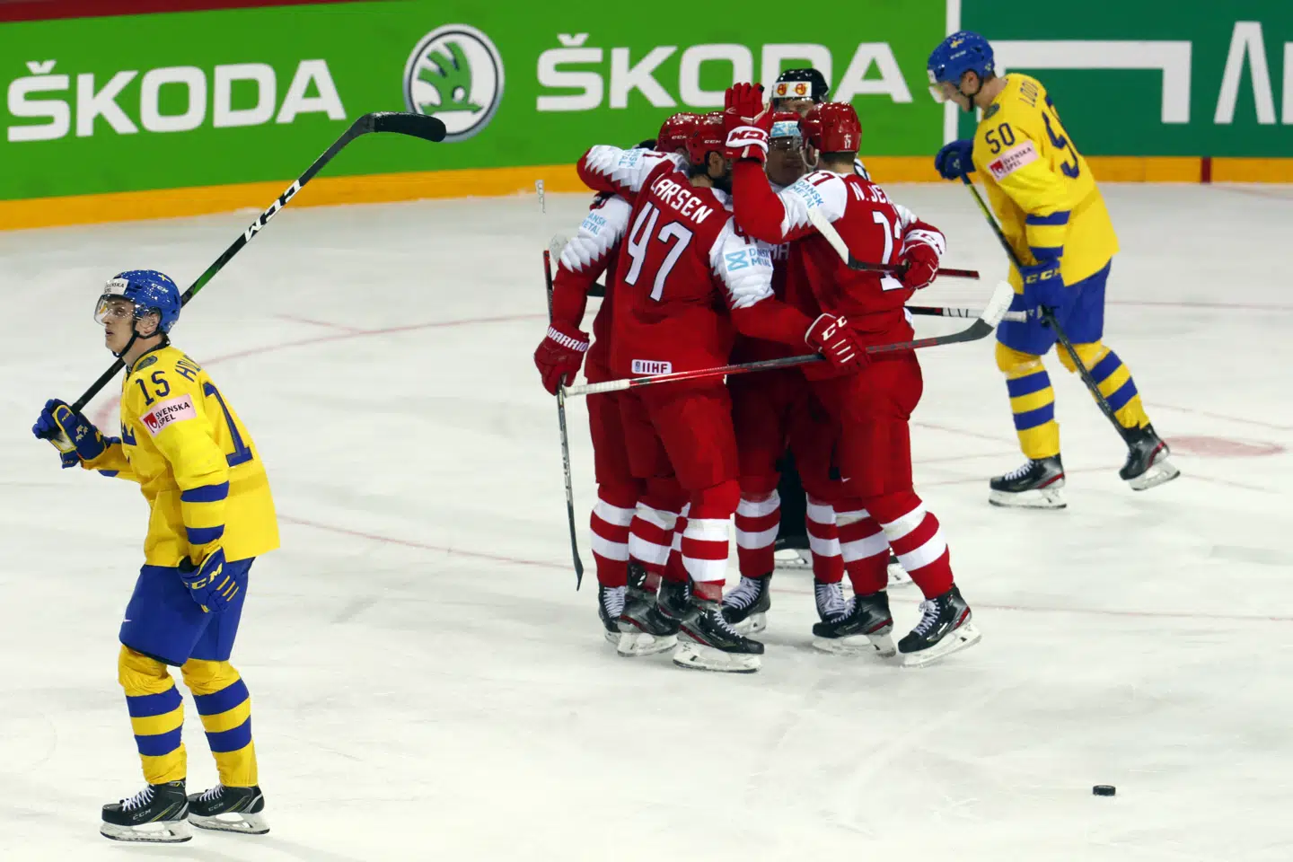 I midten af den rød-hvide jubelbunke står Nicklas Jensen, som scorede hattrick og lagde op til endnu et mål i VM-åbningen mod Sverige. Ints Kalnins/Reuters