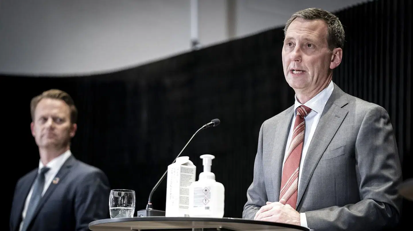 Udenrigsminister Jeppe Kofod og justitsminister Nick Hækkerup stod til at skulle forlade regeringen, hvis ikke der var blevet taget initiativ til at hjemtage danske statsborgere fra Al-Roj og Al-Hol lejrene i Syrien. Enhedslisten og Radikale Venstre havde begge stillet et ultimatum til regeringen. Her ses ministrene til pressemøde tirsdag 18. maj, hvor regeringen offentliggør, at tre mødre og 14 børn hjemtages.
