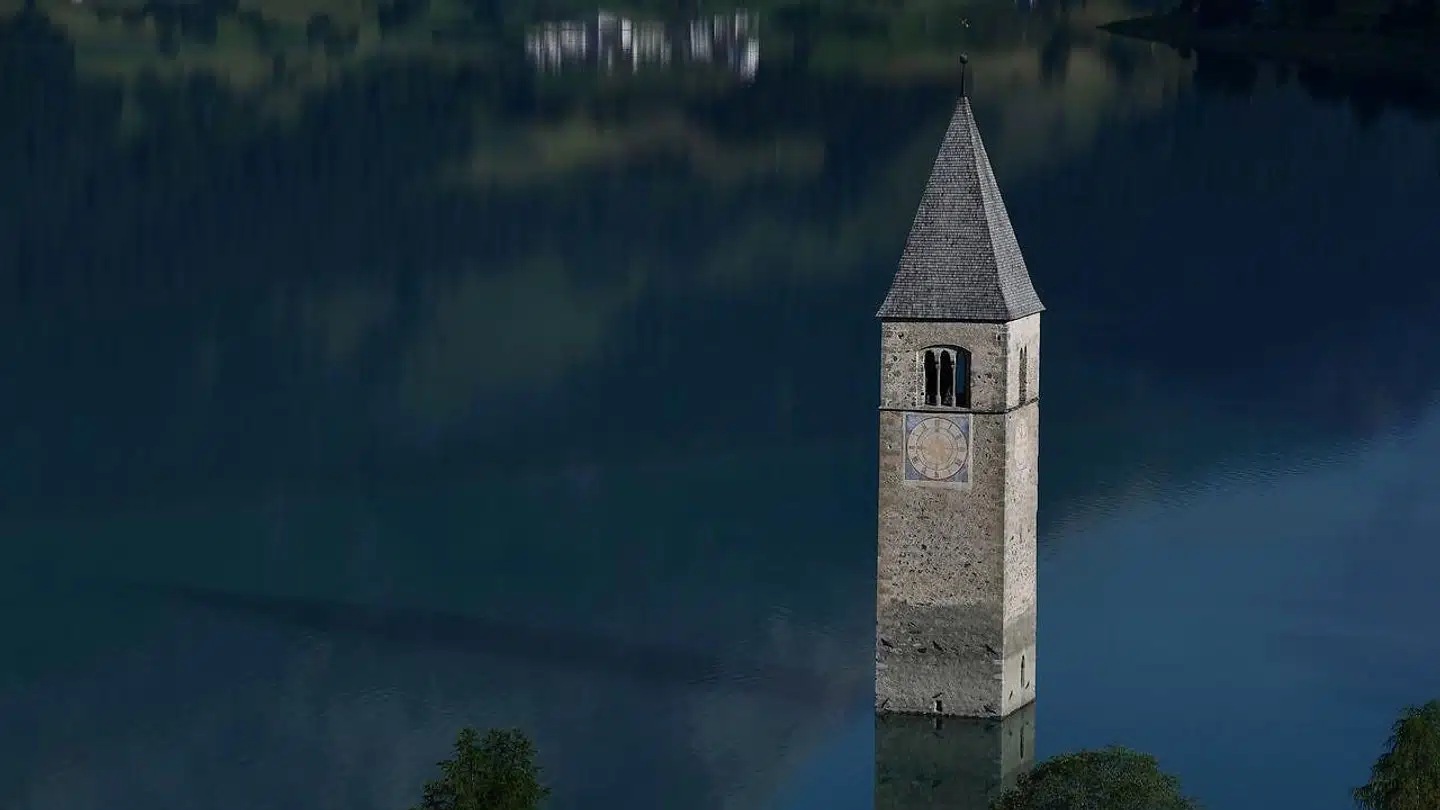 Det ikoniske kirketårn i Lake Resia.