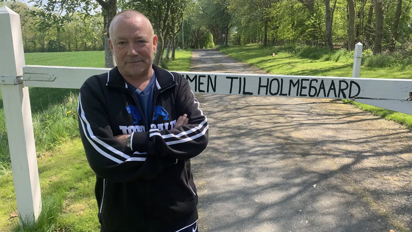 »Jeg sætter mit hus til salg, selv om jeg aldrig før har spekuleret på, at det skulle sælges. Men det vil jeg gøre nu, for jeg vil ikke være tryg ved at blive boende. Jeg har boet her i 35 år, men nu vil jeg ikke være her længere,« siger Kim Hansen.Foto: Jens Anton Havskov