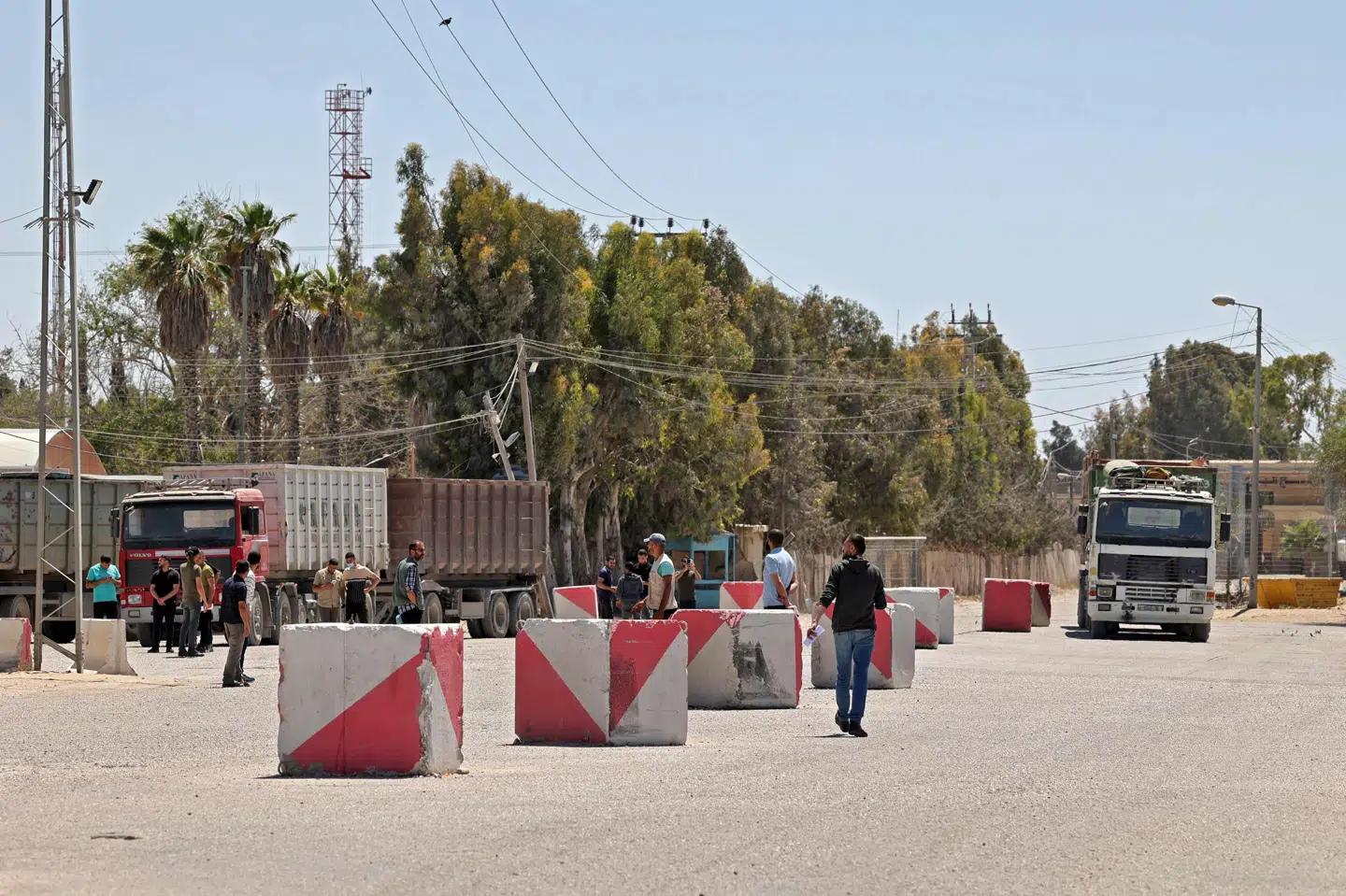 En lastbil med nødhjælp passerer ind i Gaza fra Israel gennem Kerem Shalom-overgangen. Said Khatib/Ritzau Scanpix