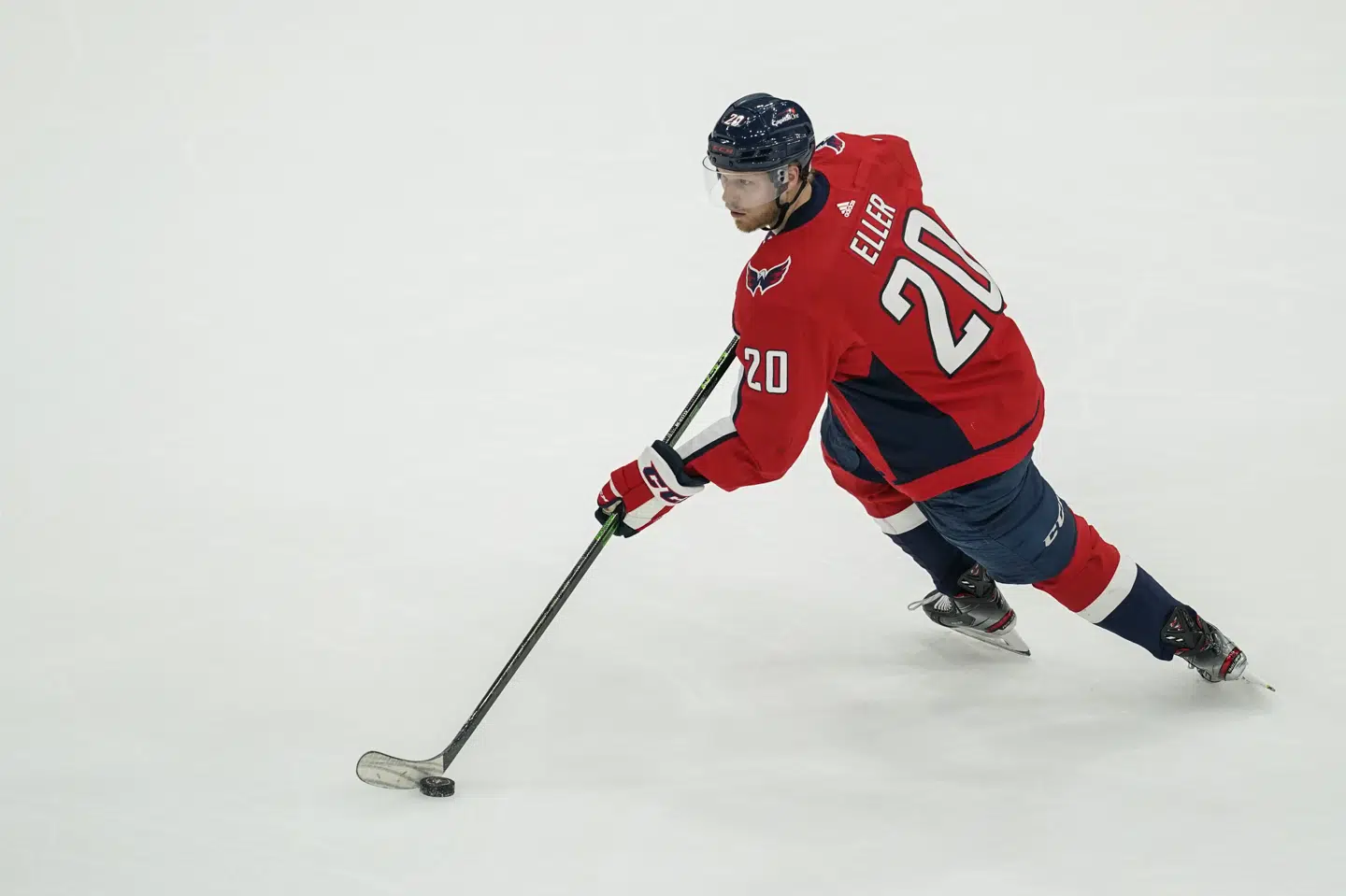 Washington Capitals danske spiller, Lars Eller, var på isen i knap 15 minutter mod Boston Bruins, som vandt 4-1. Capitals har kniven for struben og skal vinde tre kampe i træk for gå videre til anden runde af slutspillet i NHL. Alex Brandon/Ritzau Scanpix