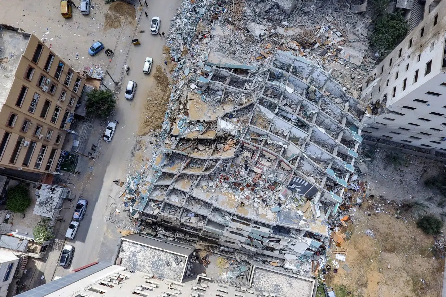 Et israelsk luftangreb fik den 13 etager høje al-Jalaa bygning i Gaza til at styrte sammen. Den husede blandt andet tv-stationen al-Jazeera og nyhedsbureauet AP. Nu vil bygningens palæstinensiske ejer sagsøge Israel for krigsforbrydelser. Mahmud Hams/Ritzau Scanpix