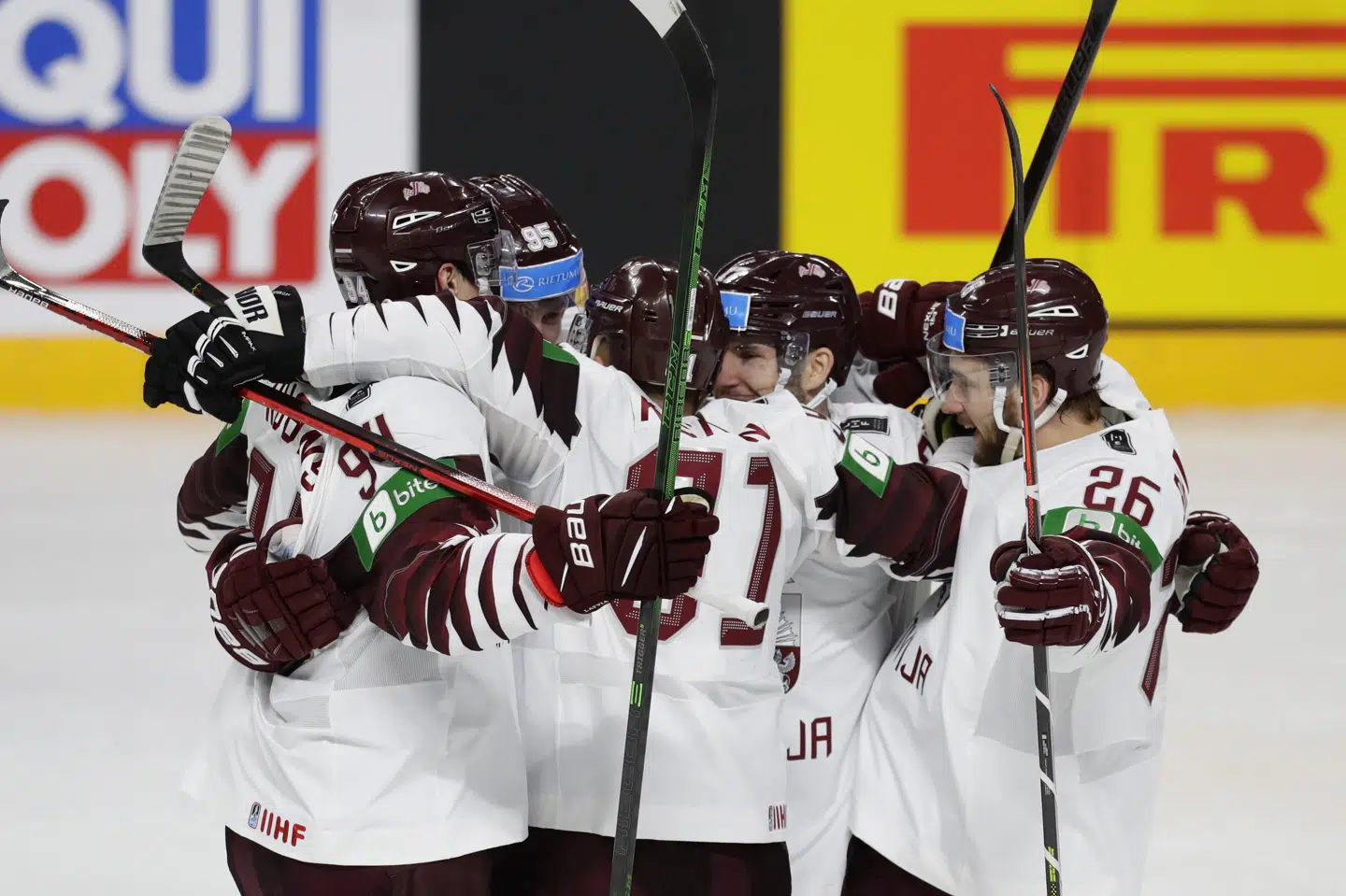 Det lettiske ishockeylandshold fik en forrygende start på VM på hjemmebane, da de slog stormagten Canada. Sergei Grits/Ritzau Scanpix