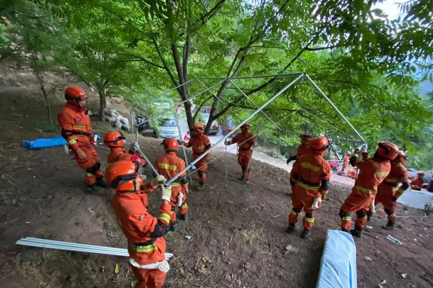 Mindst tre mennesker blev dræbt, da et jordskælv fredag ramte et område i det sydvestlige Kina. Her ses brandfolk i gang med at rejse telte til evakuerede personer. ????????/Ritzau Scanpix