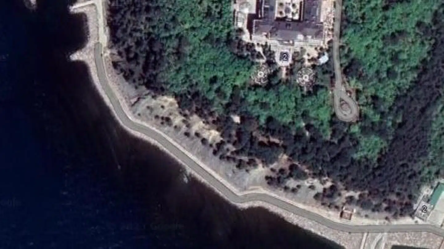 Man kan her se udgangen til tunnelen, hvis man kigger godt efter ved den store private badebro. Foto:Google Maps